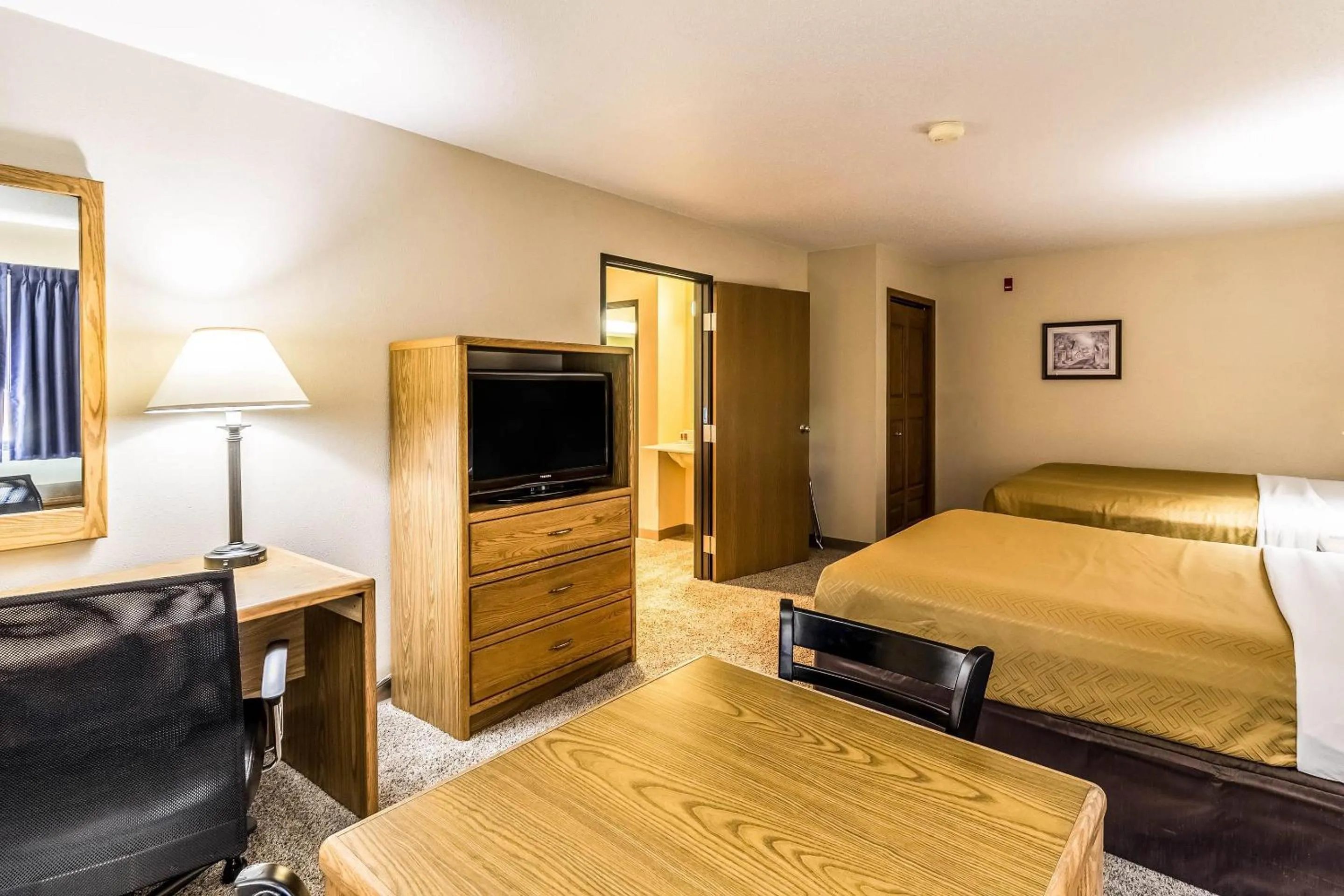 Bedroom, Bed in Econo Lodge - Valley City