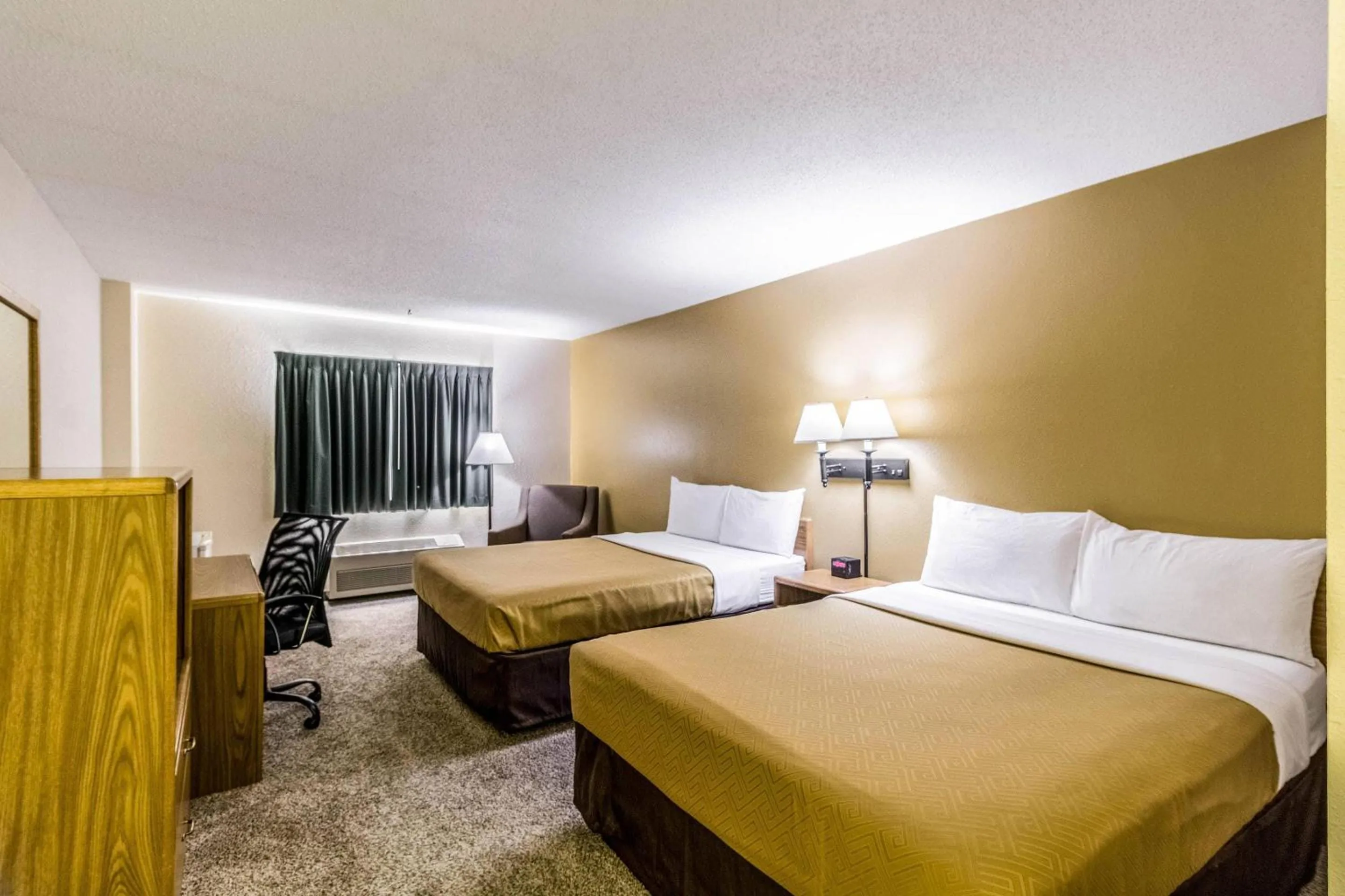 Bedroom, Bed in Econo Lodge - Valley City