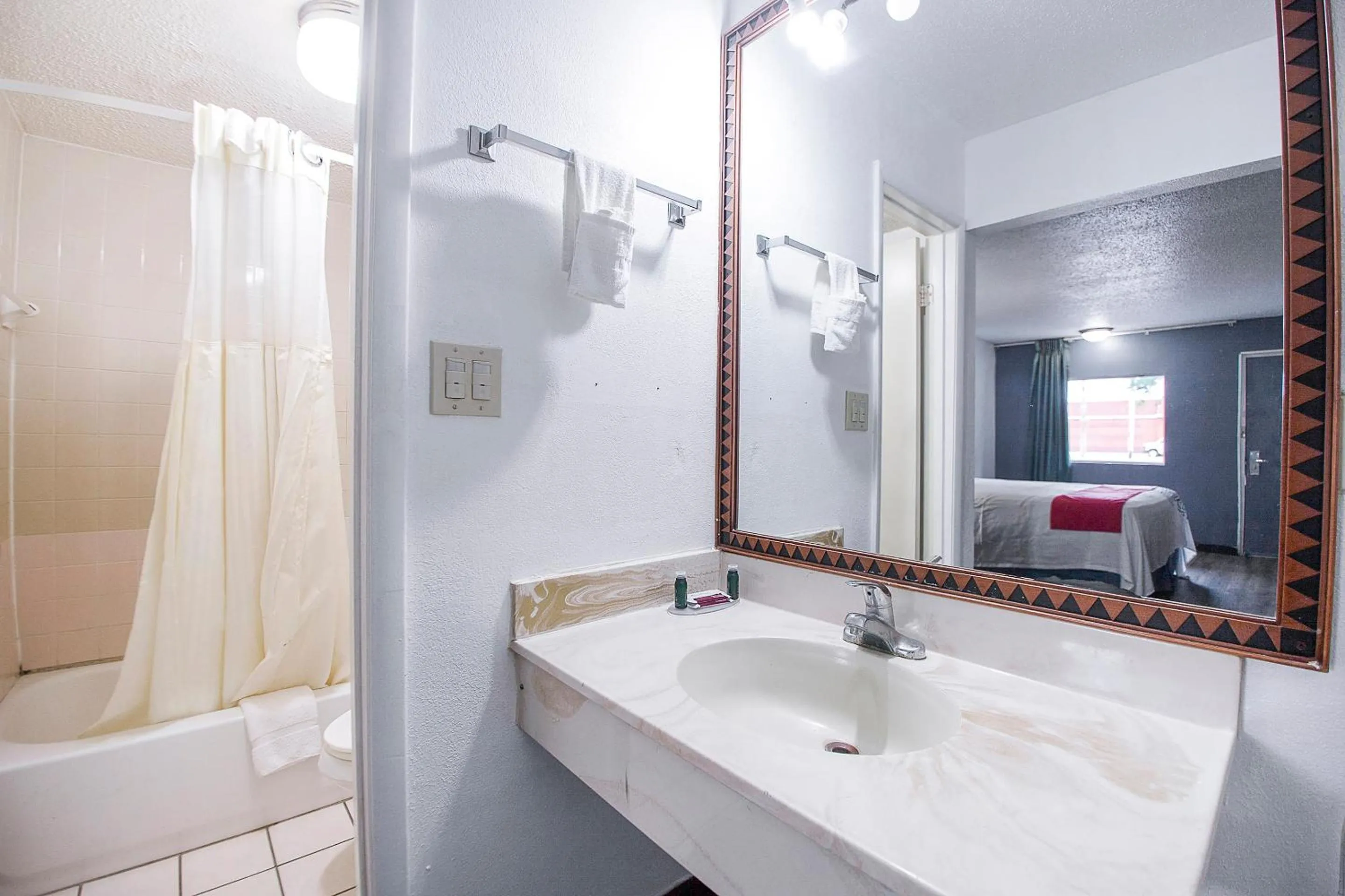 Bathroom in Hotel O Daylight Inn Elkhart I-90, IN