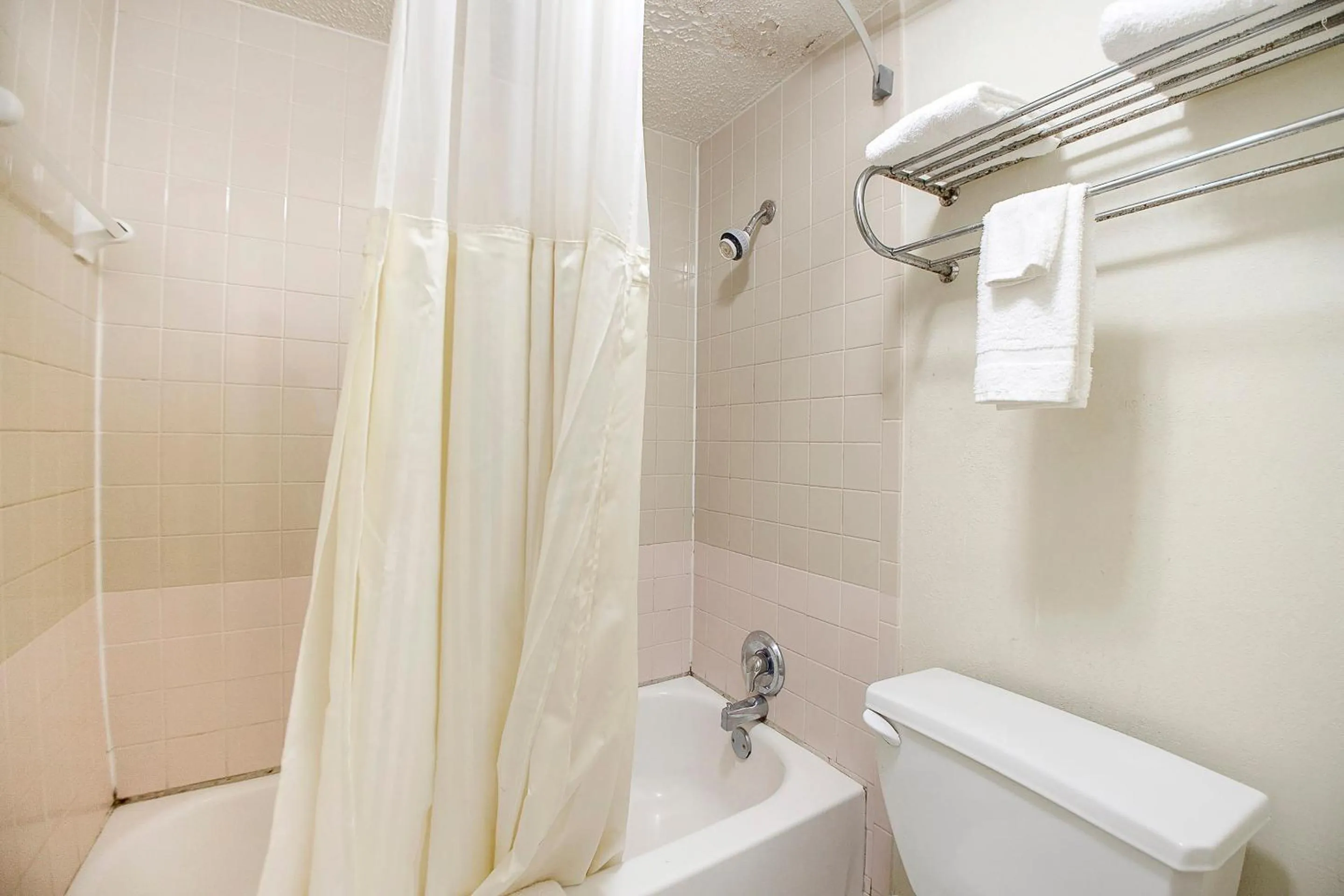 Bathroom in Hotel O Daylight Inn Elkhart I-90, IN