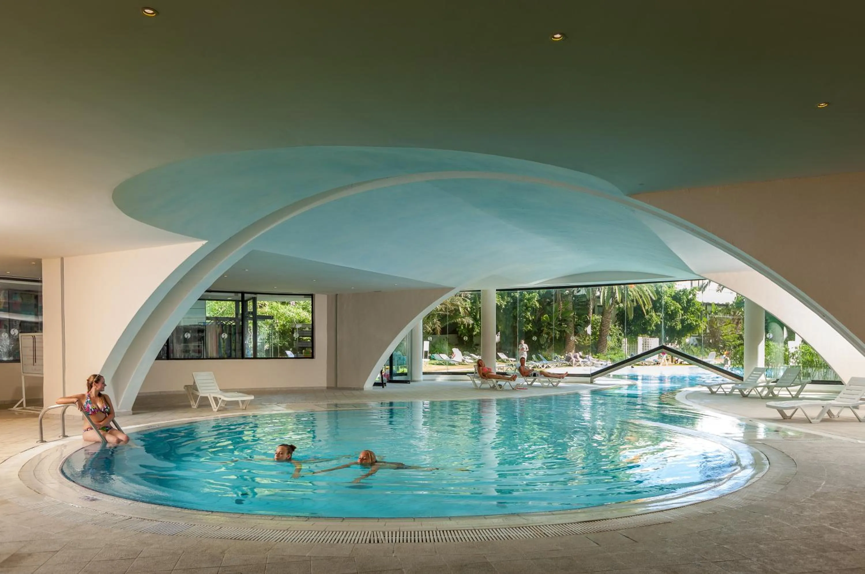 Swimming pool in Sentido Phenicia