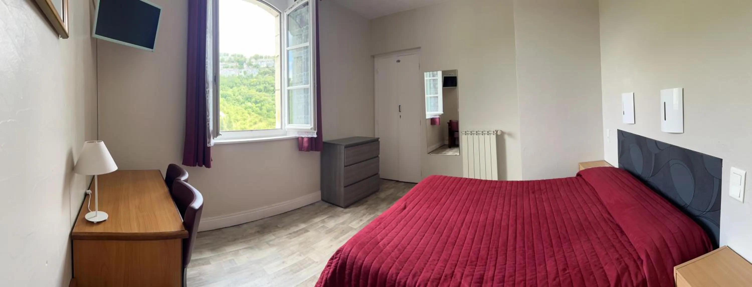 Property building, Bed in Hotel du Lion d'Or