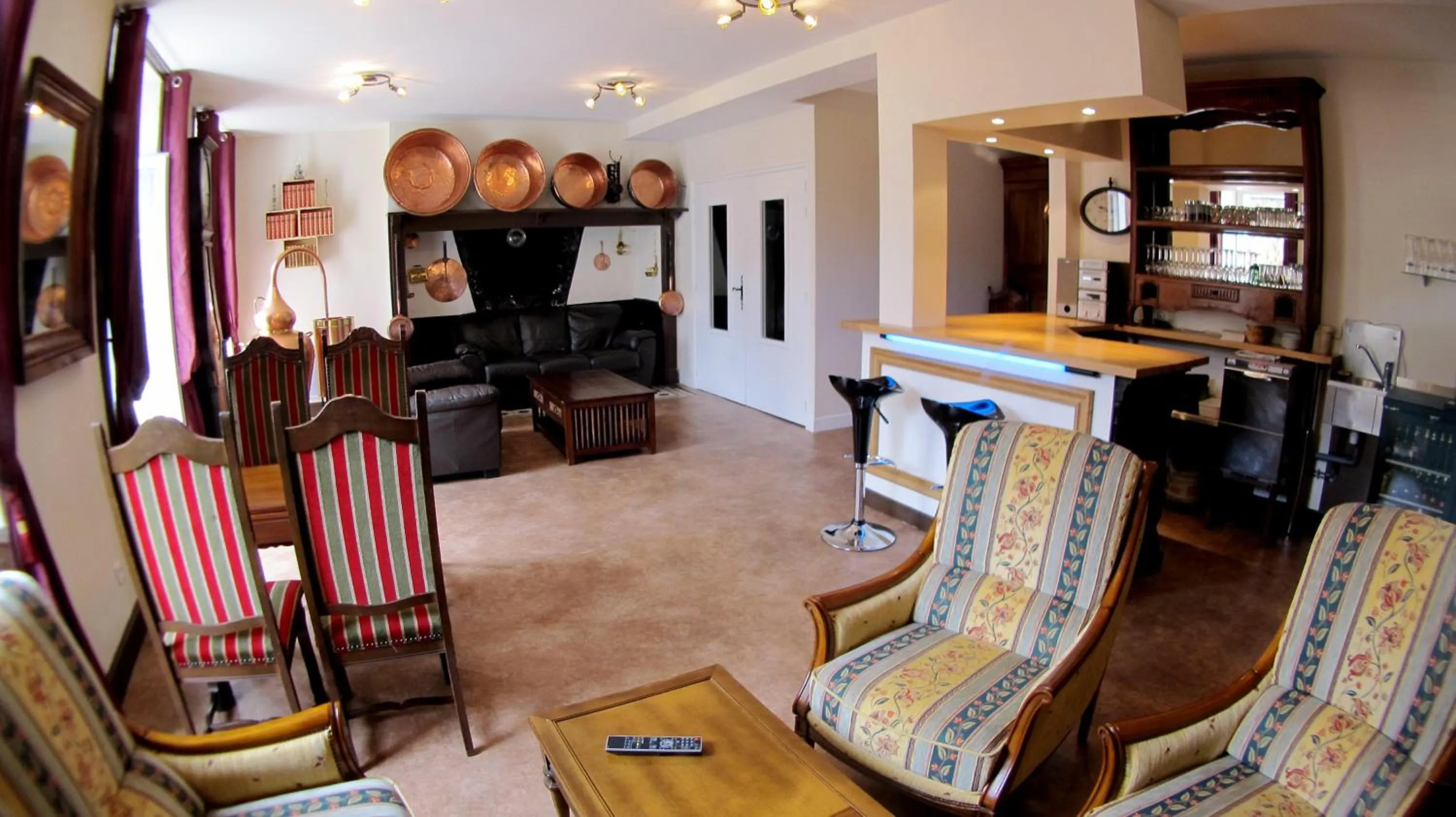 Communal lounge/ TV room in Hotel du Lion d'Or