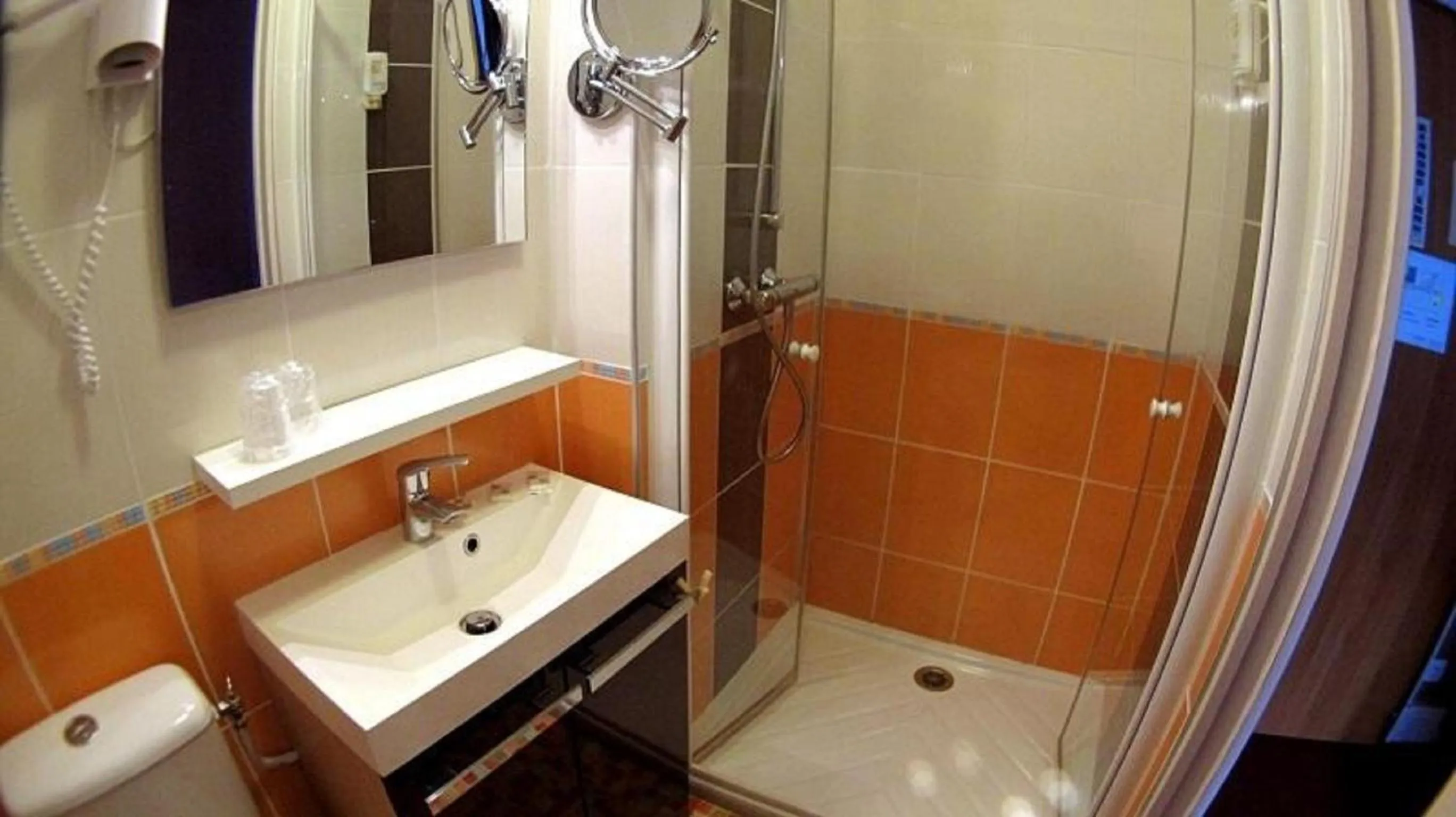 Shower in Hotel du Lion d'Or