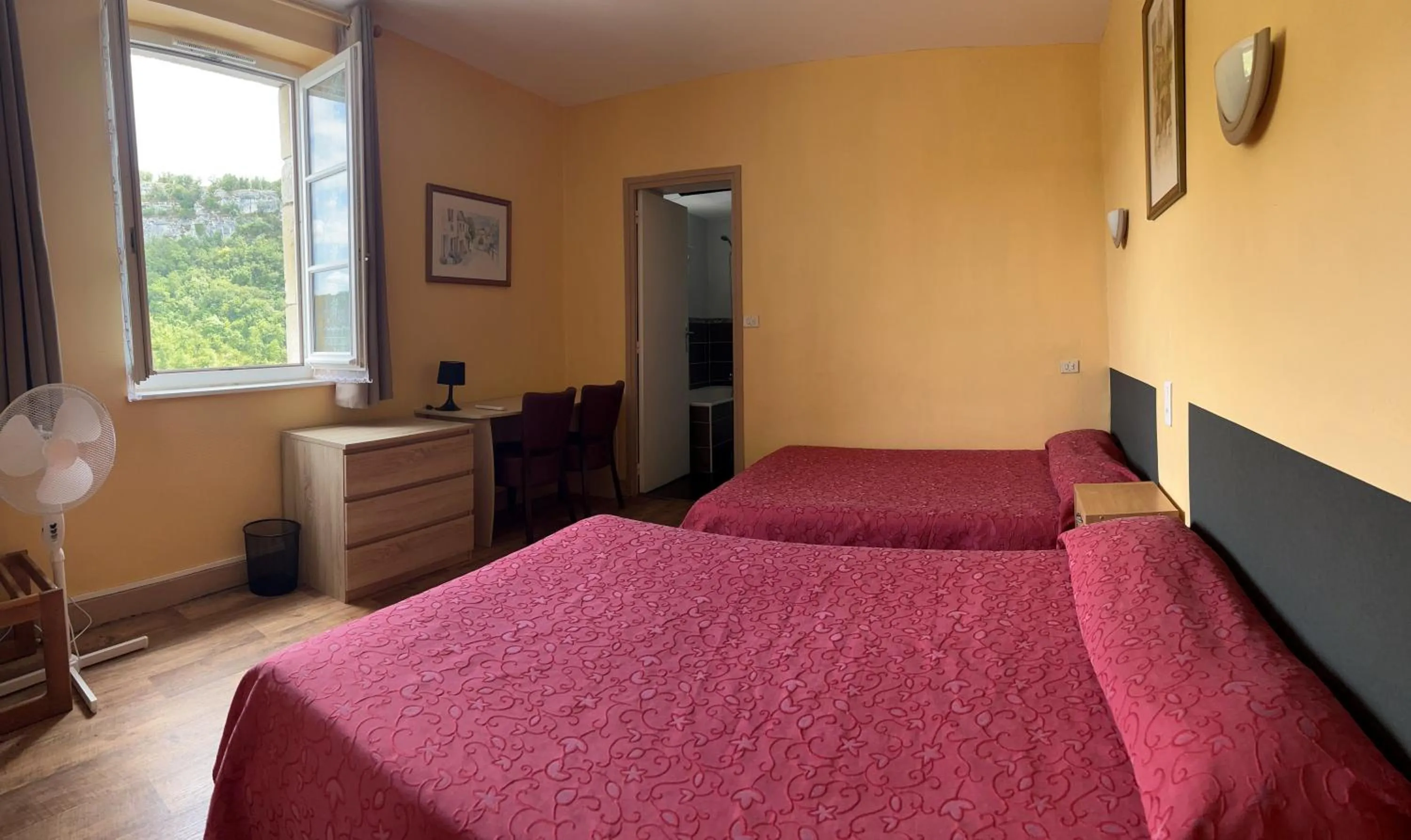 Property building, Bed in Hotel du Lion d'Or