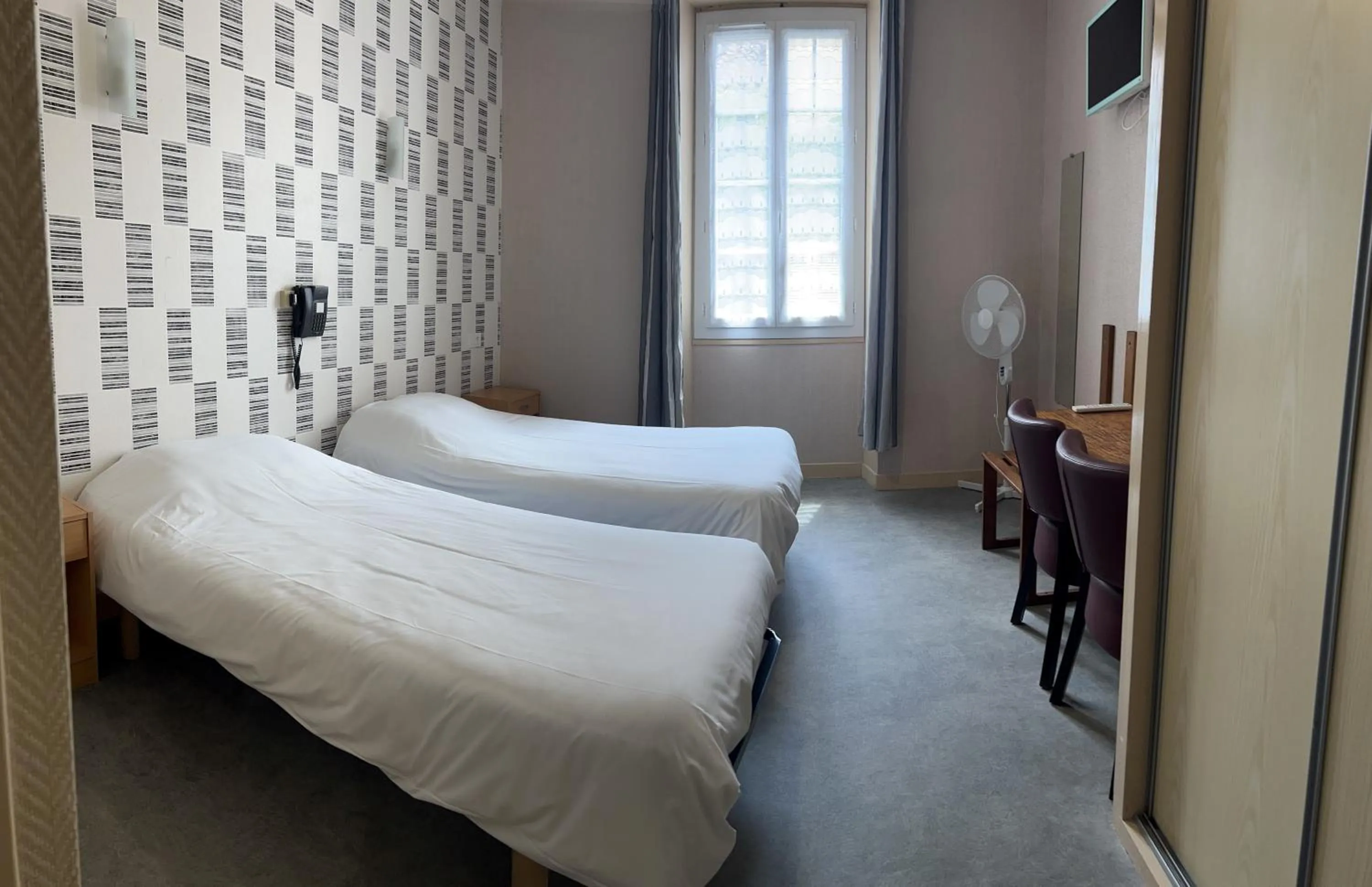 Property building, Bed in Hotel du Lion d'Or