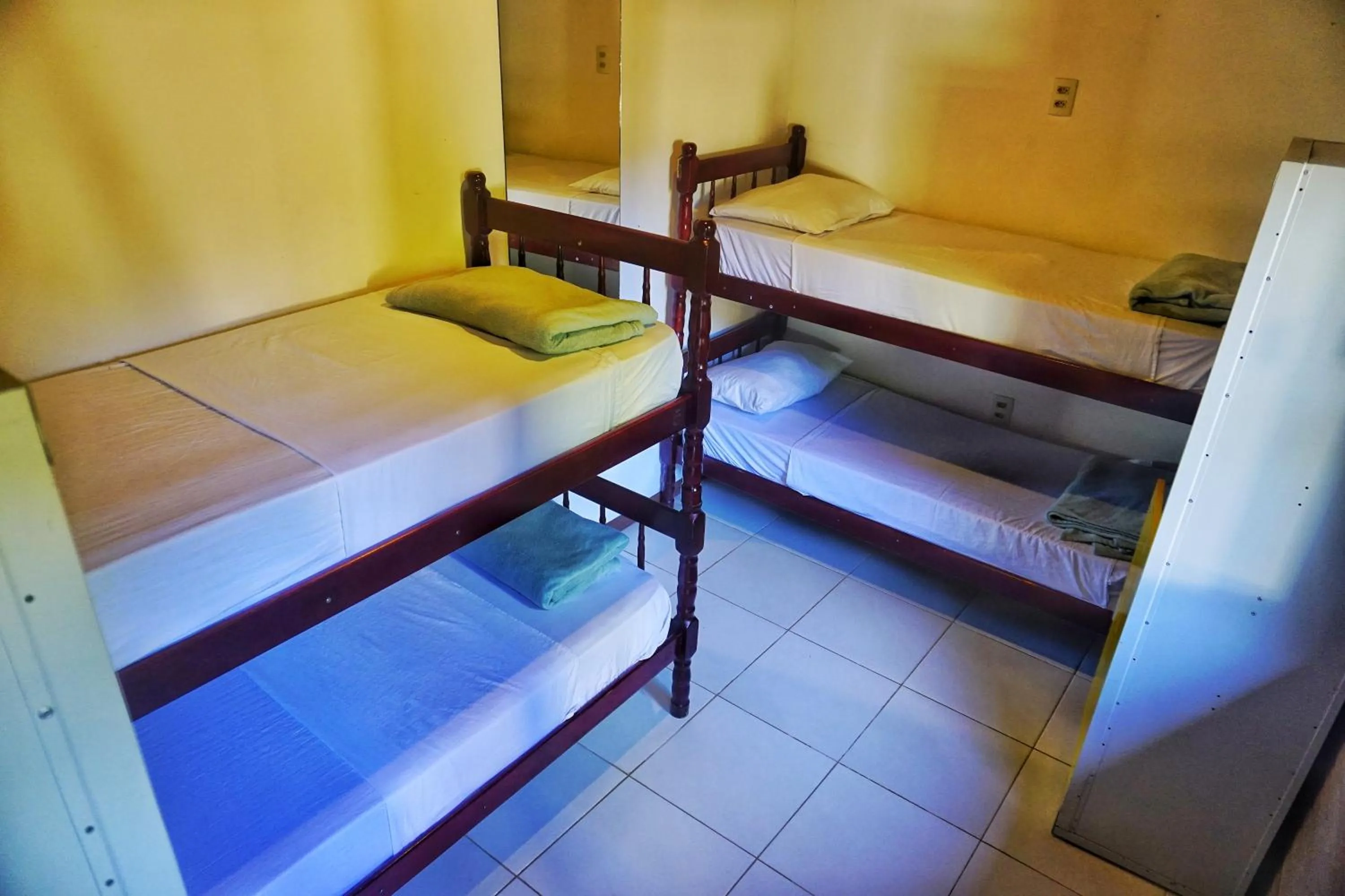 4-Bed Mixed Dormitory Room - single occupancy in Biergarten Hostel