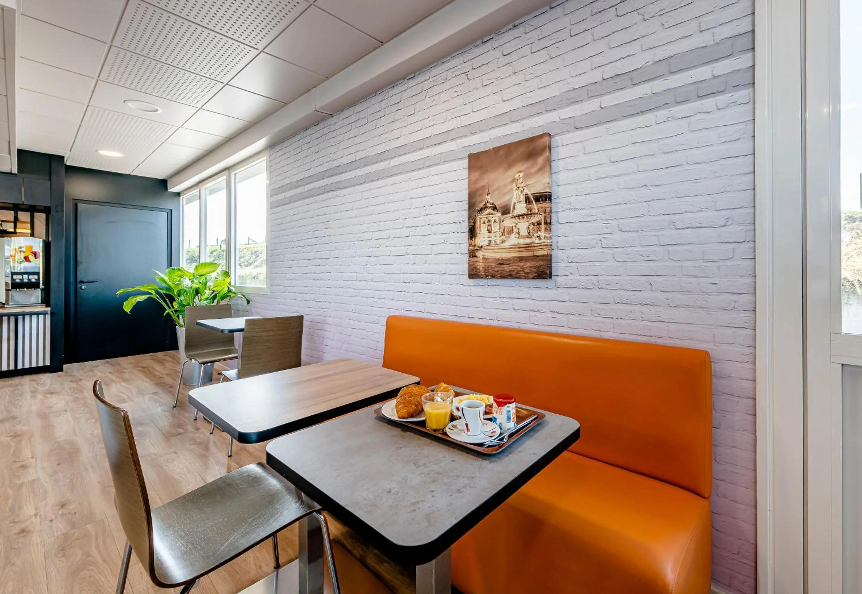 Restaurant/places to eat in B&B HOTEL Bordeaux Talence