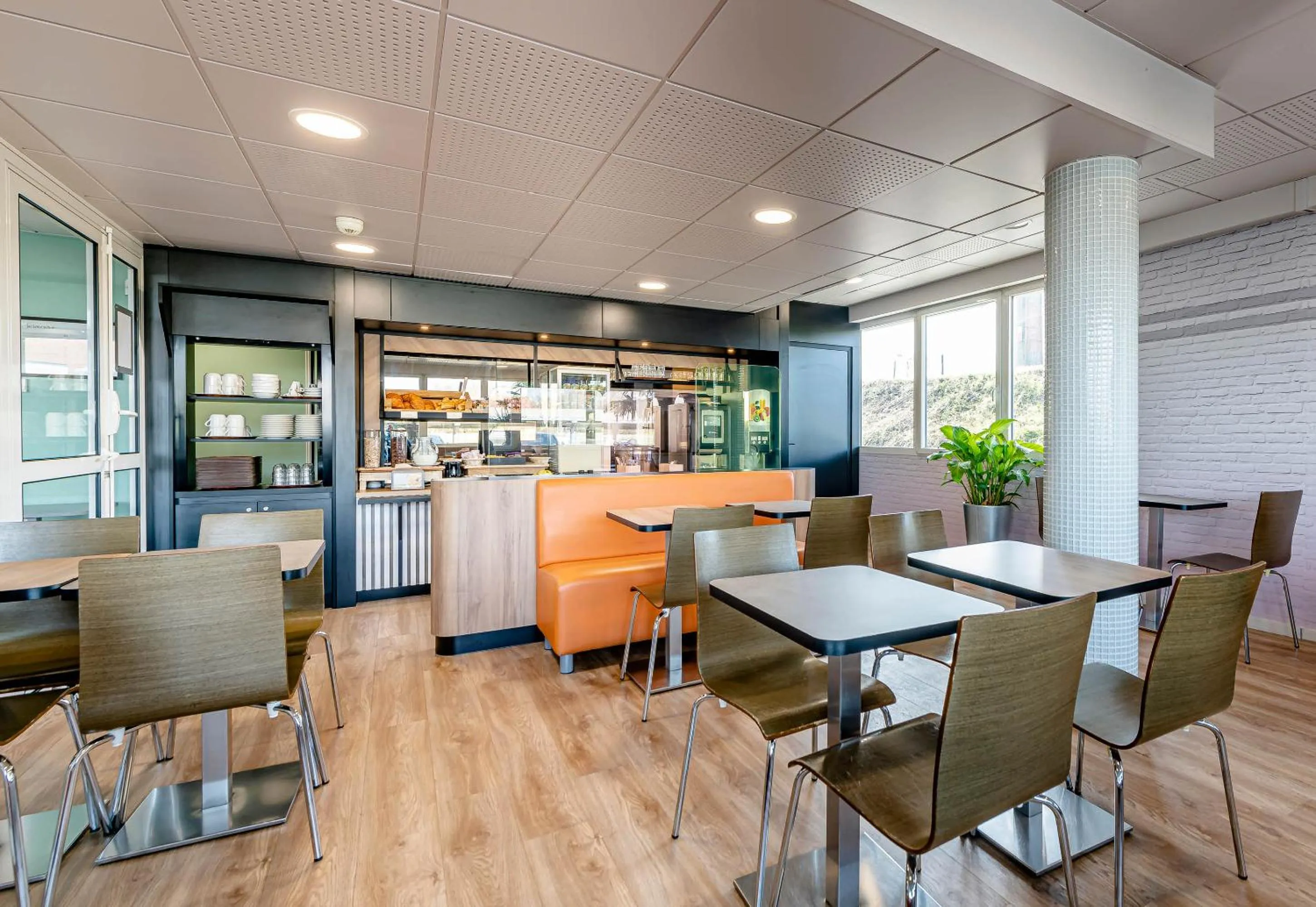 Restaurant/places to eat in B&B HOTEL Bordeaux Talence