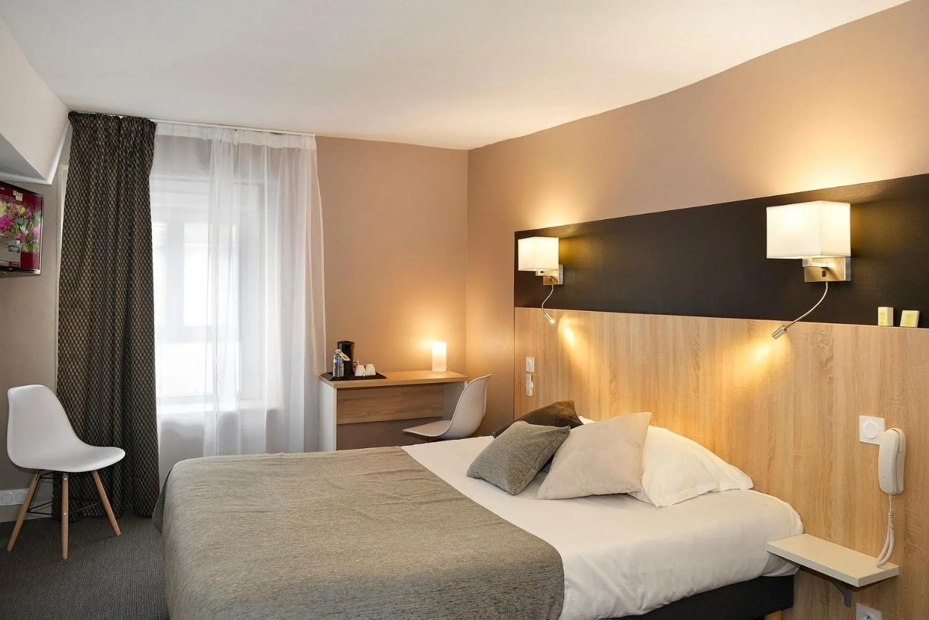 Bed in Logis Hotel Spa Restaurant Au Site Normand