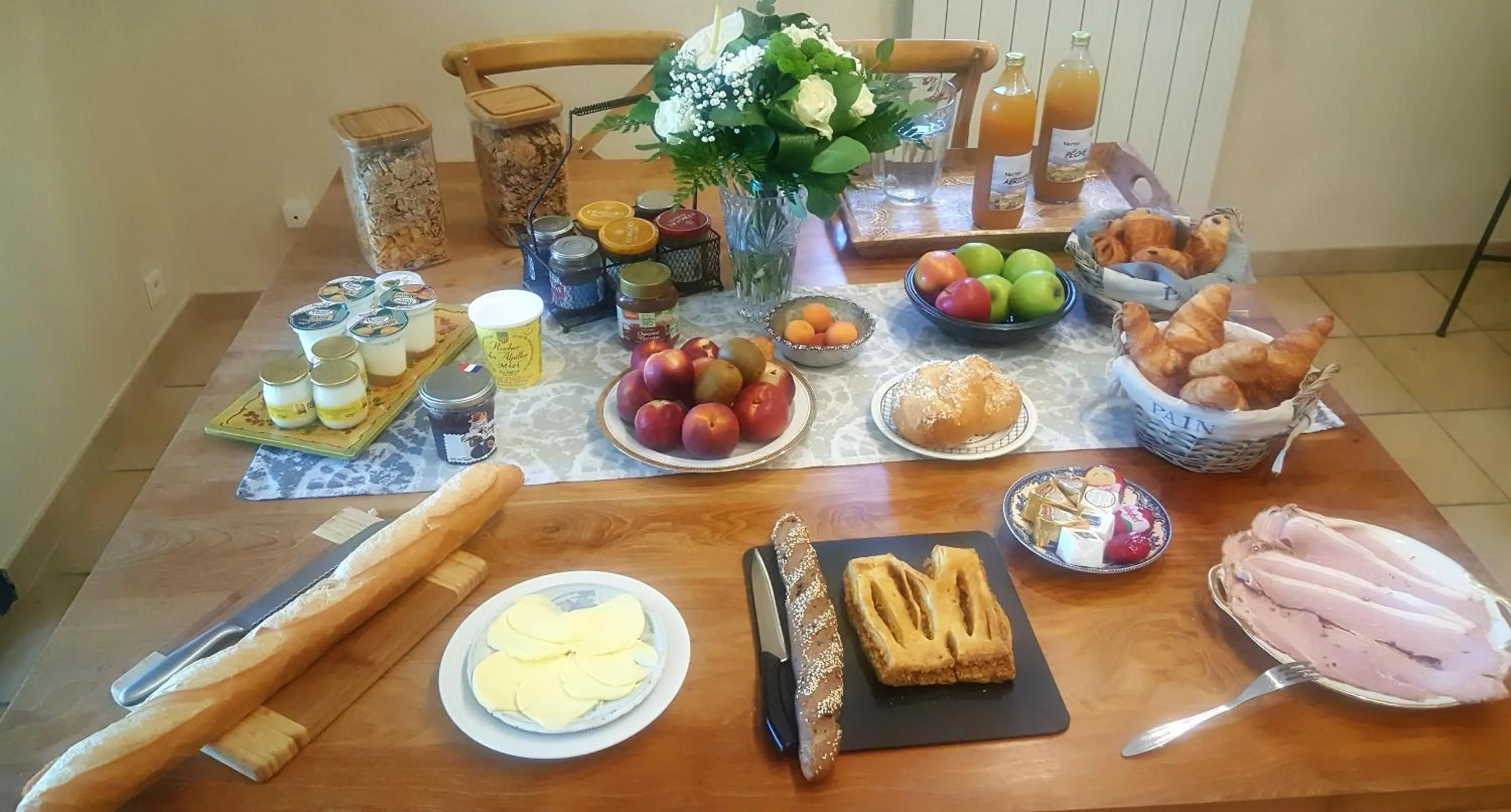 Buffet breakfast in Mas des Prevots B&B