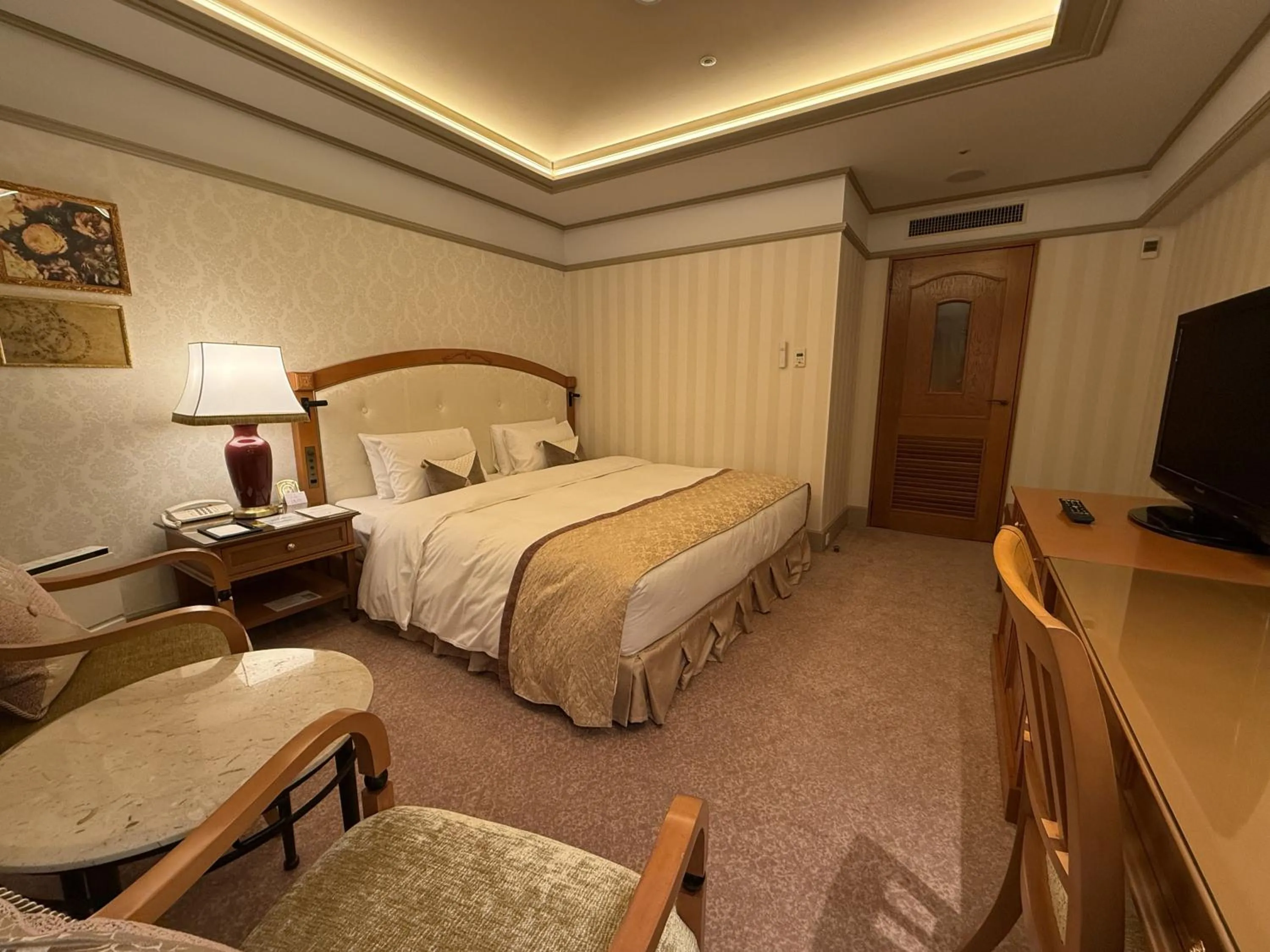 Photo of the whole room, Bed in Hotel Nikko Princess Kyoto