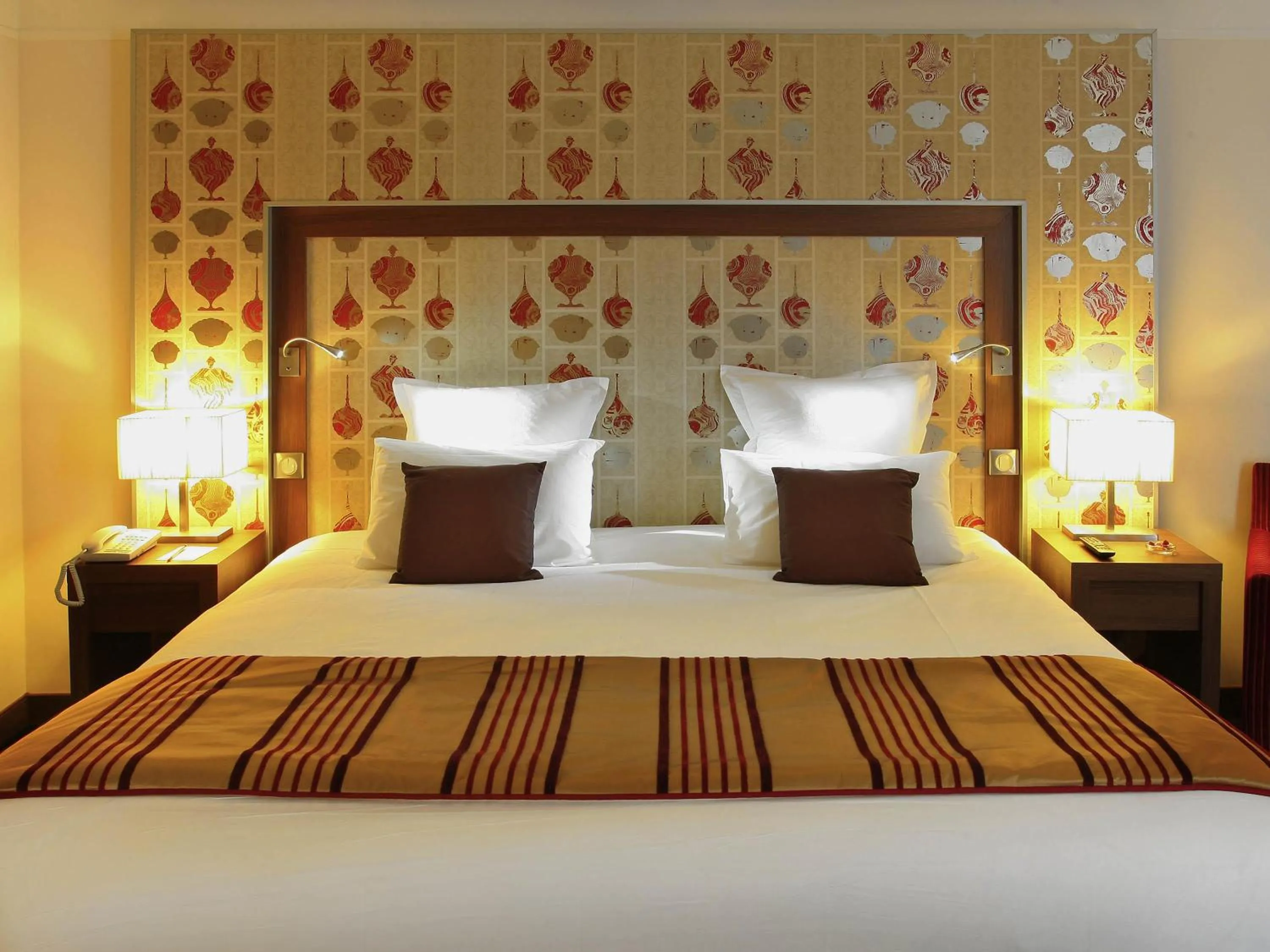 Bedroom, Bed in Novotel Bordeaux Centre Gare Saint Jean