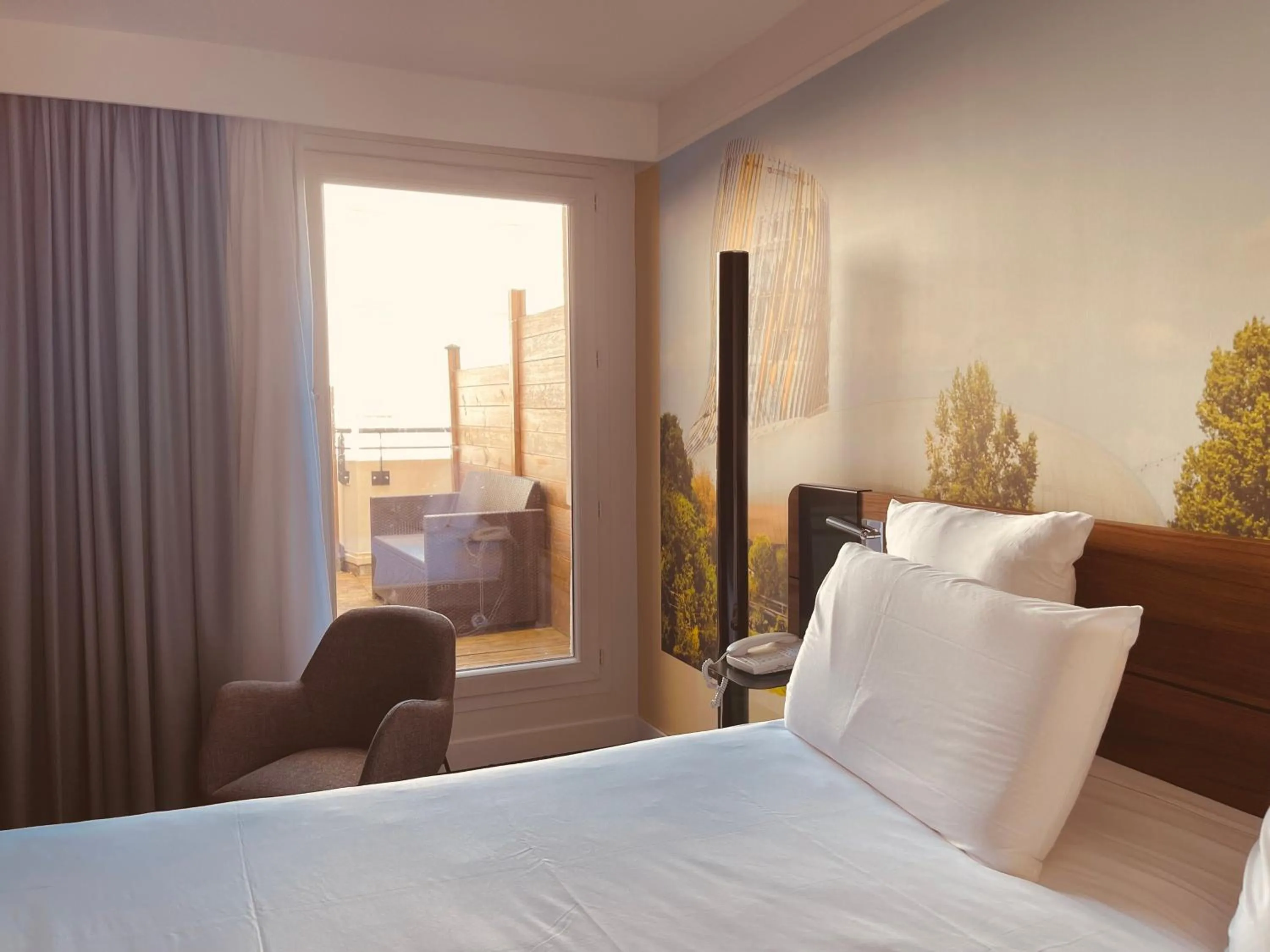 Bedroom, Bed in Novotel Bordeaux Centre Gare Saint Jean