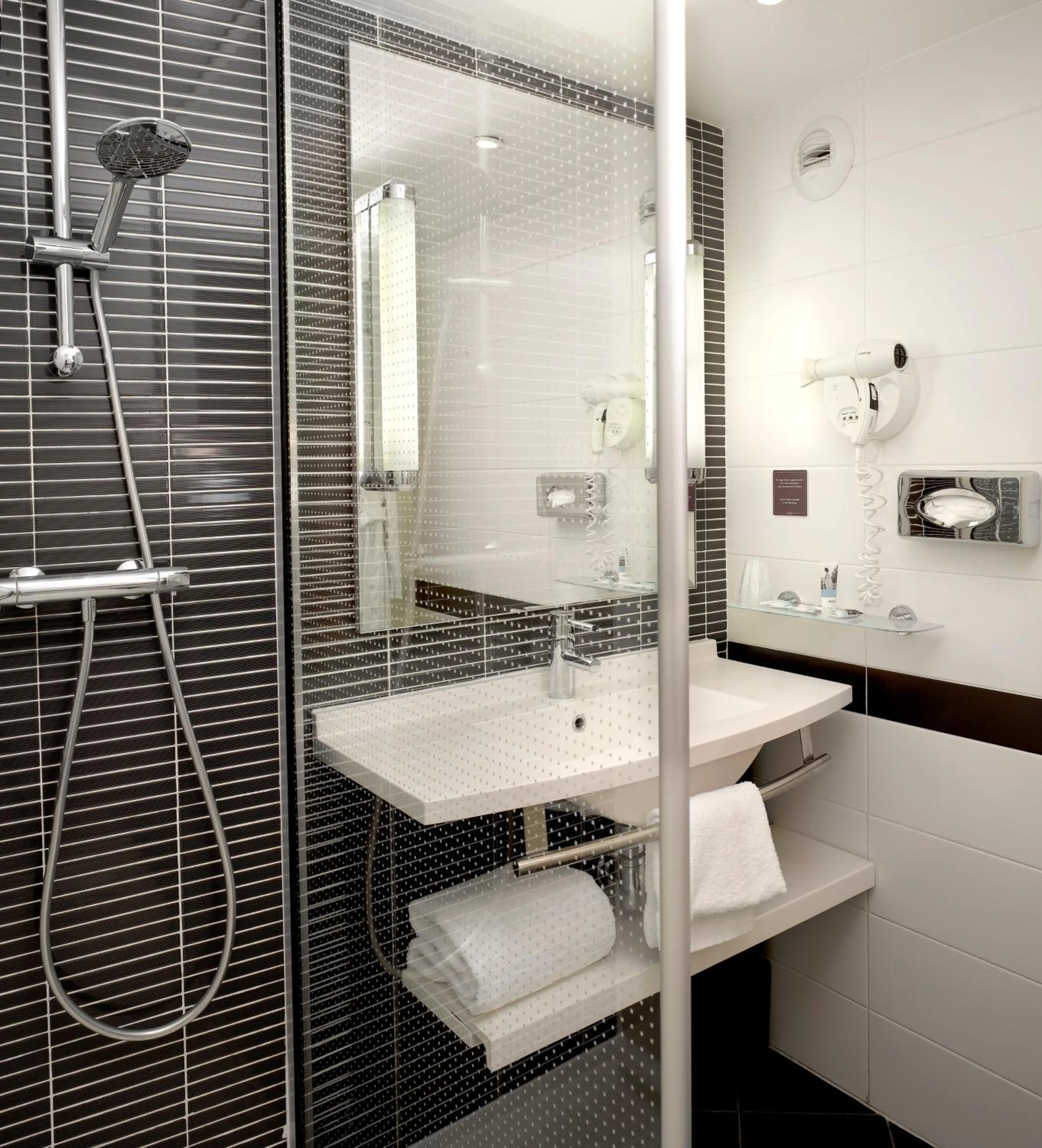 Shower in Novotel Bordeaux Centre Gare Saint Jean
