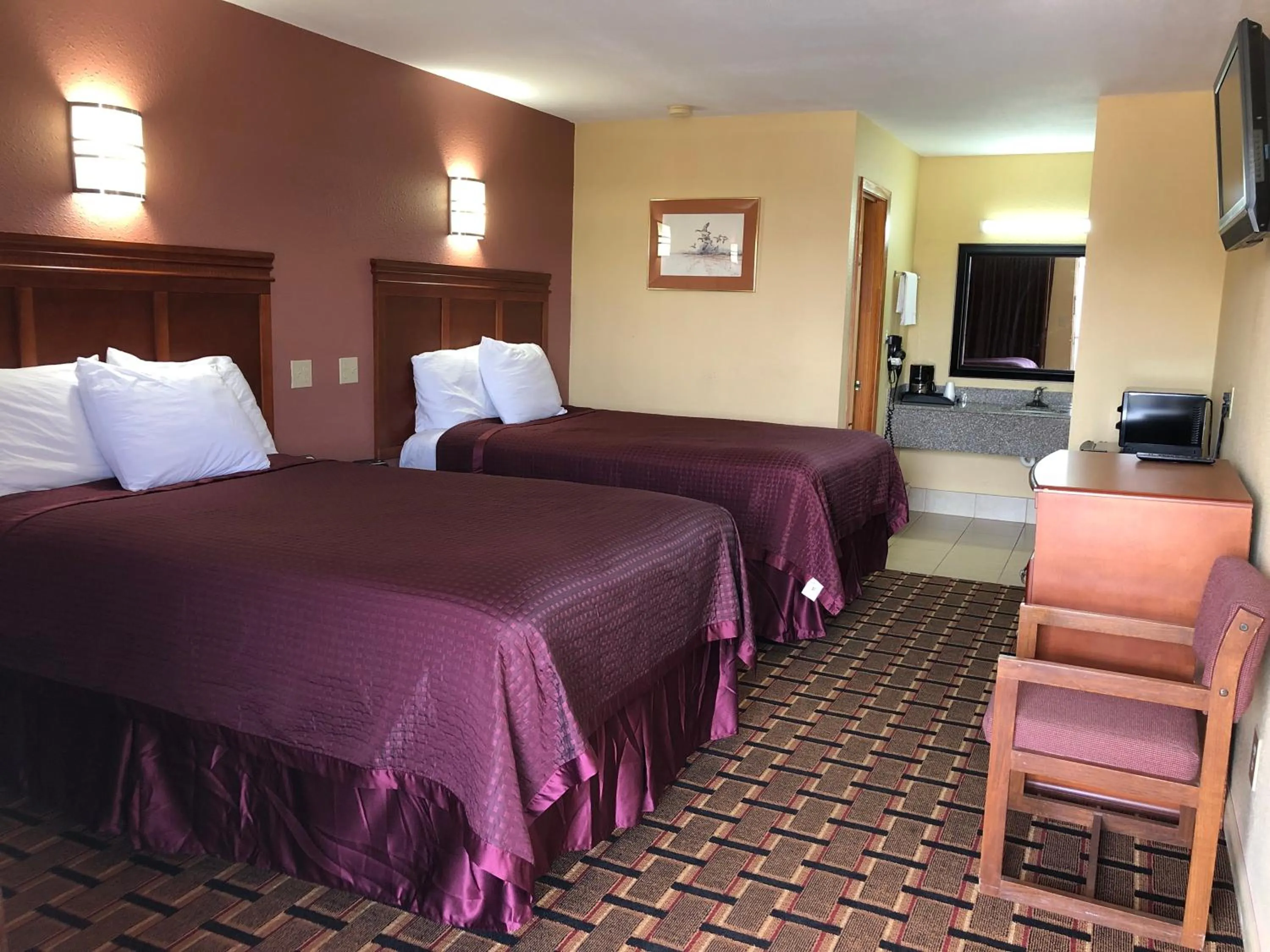 Bed in Americas Best Value Inn-Indianola