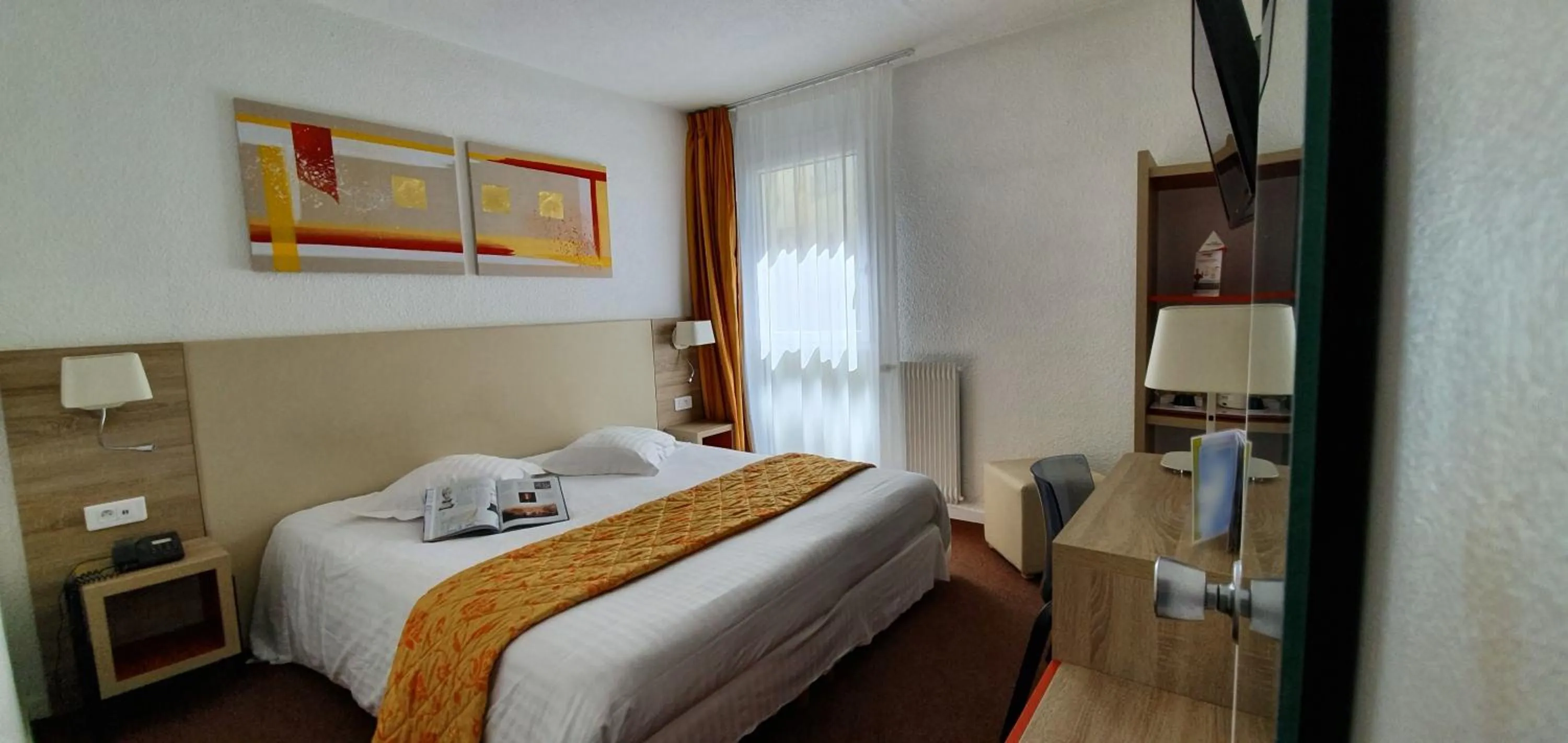 Photo of the whole room, Bed in Hôtel Windsor Contact Hôtel