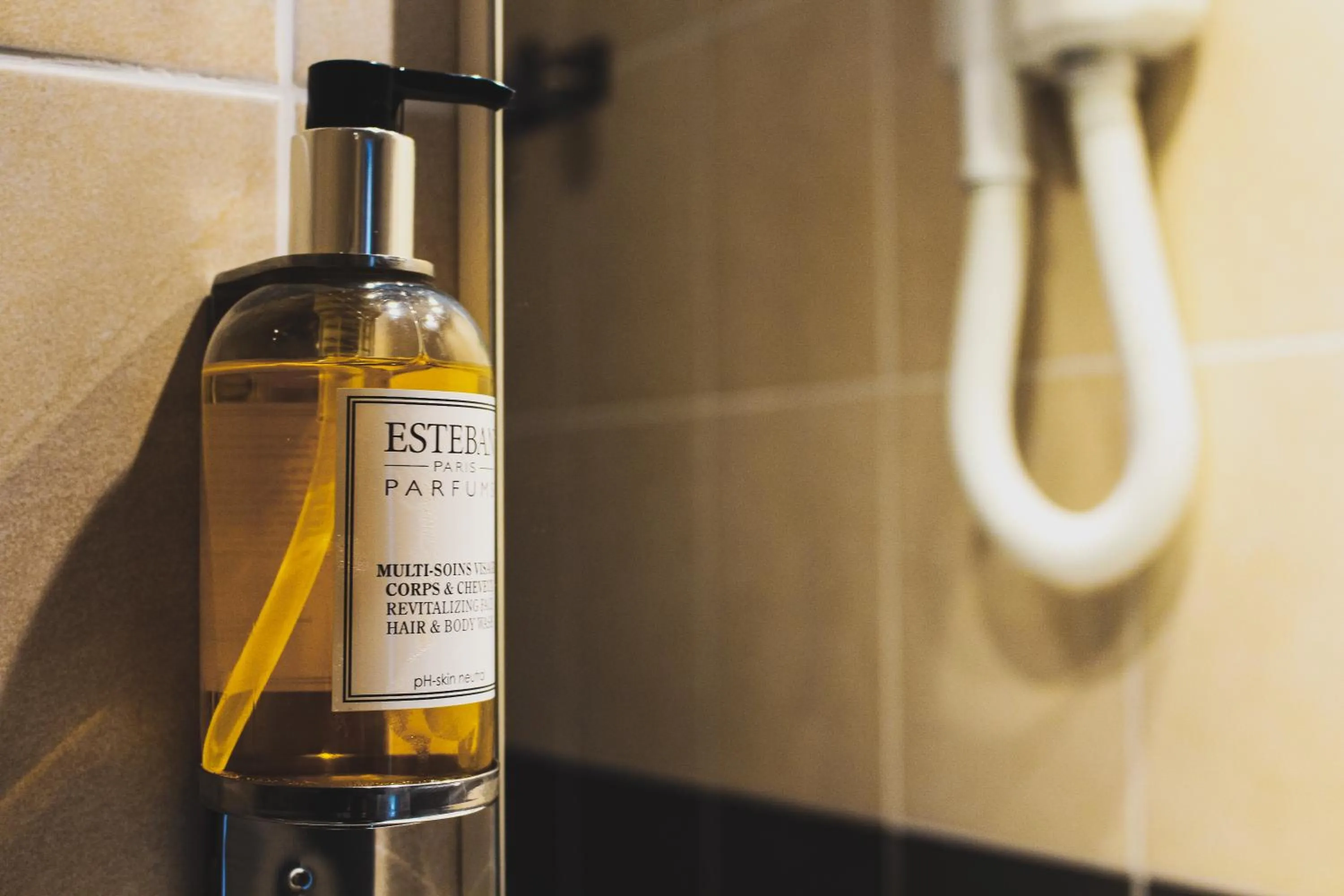 Bathroom in Hôtel Windsor Contact Hôtel