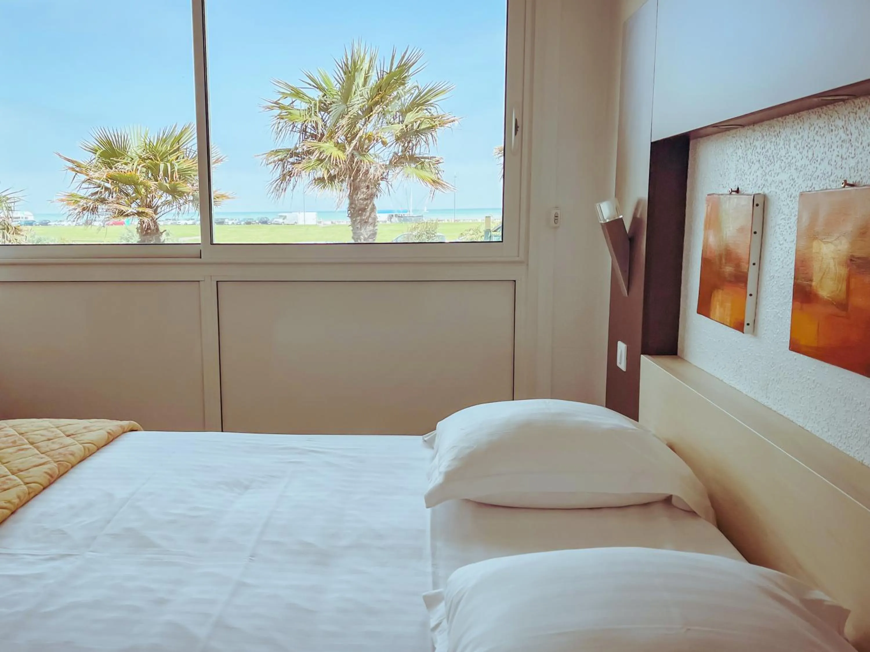 Bed in Hôtel Windsor Contact Hôtel