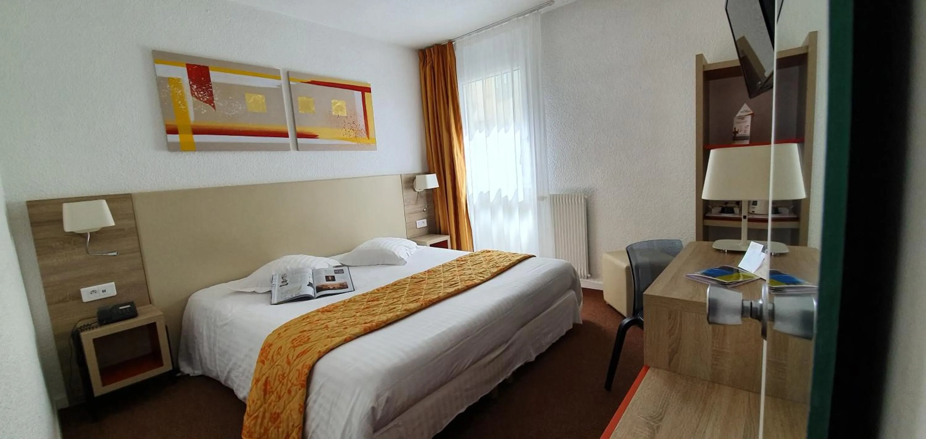 Photo of the whole room, Bed in Hôtel Windsor Contact Hôtel