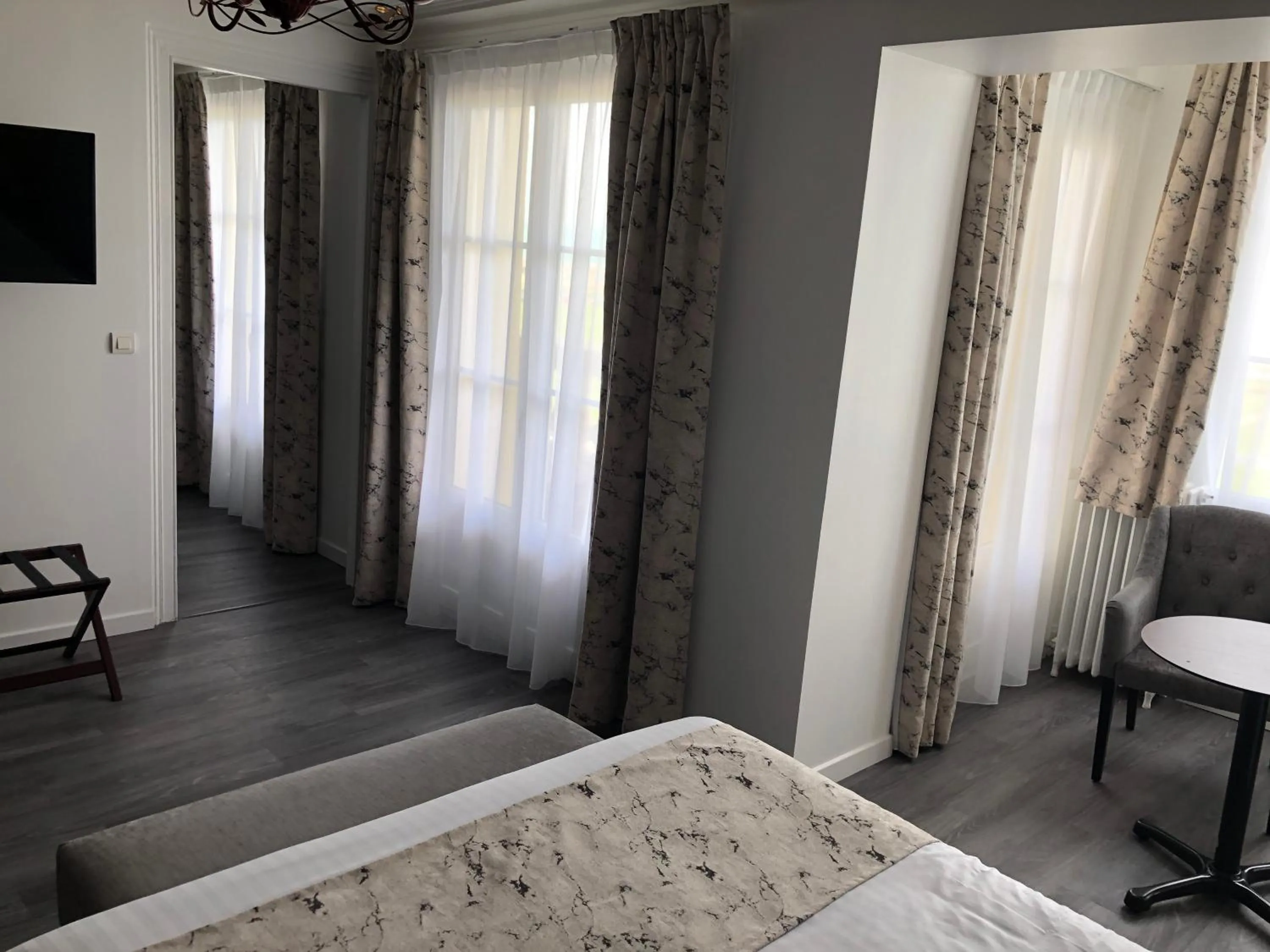 Photo of the whole room, Bed in Hôtel Windsor Contact Hôtel