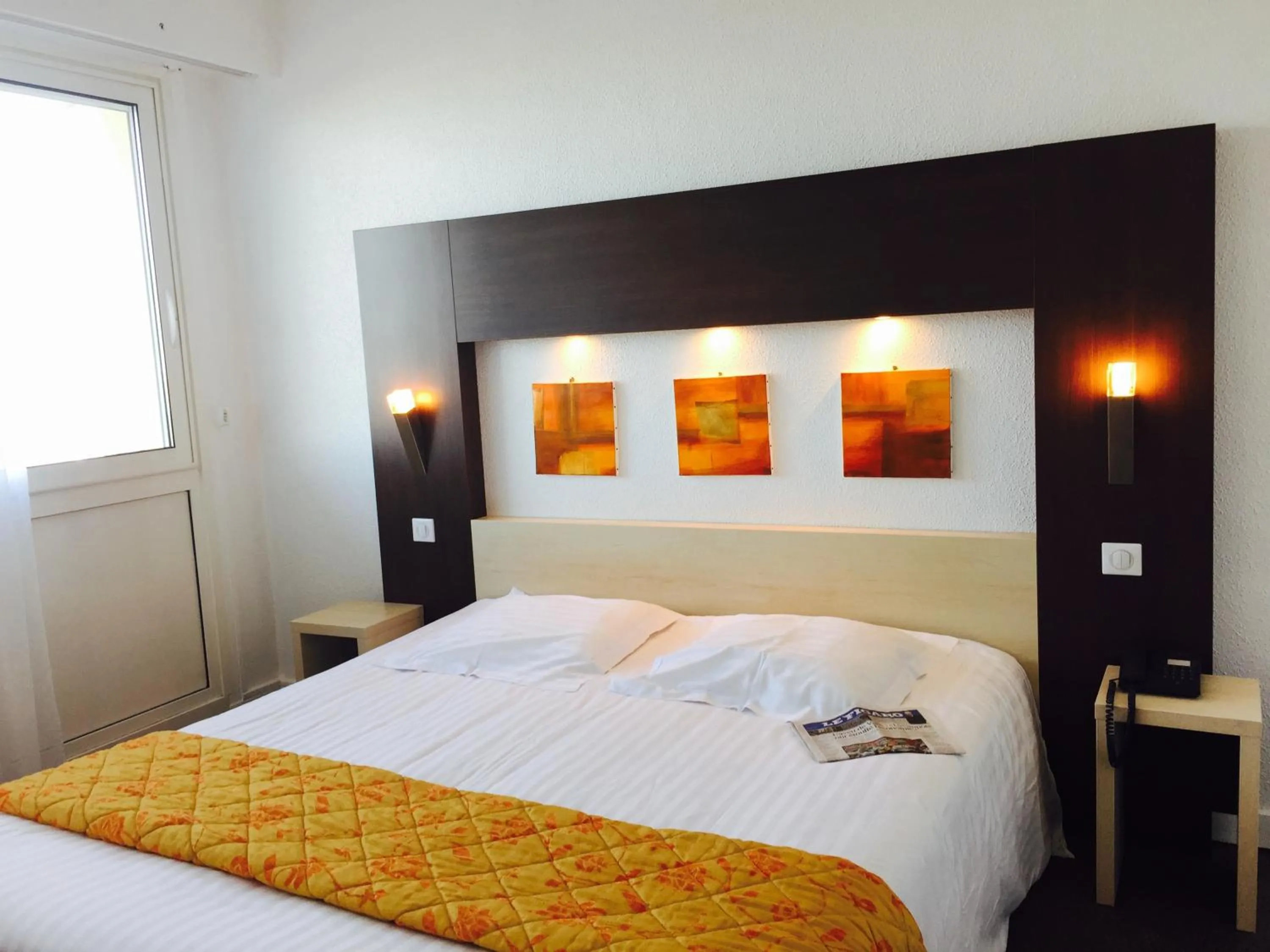 Bedroom, Bed in Hôtel Windsor Contact Hôtel