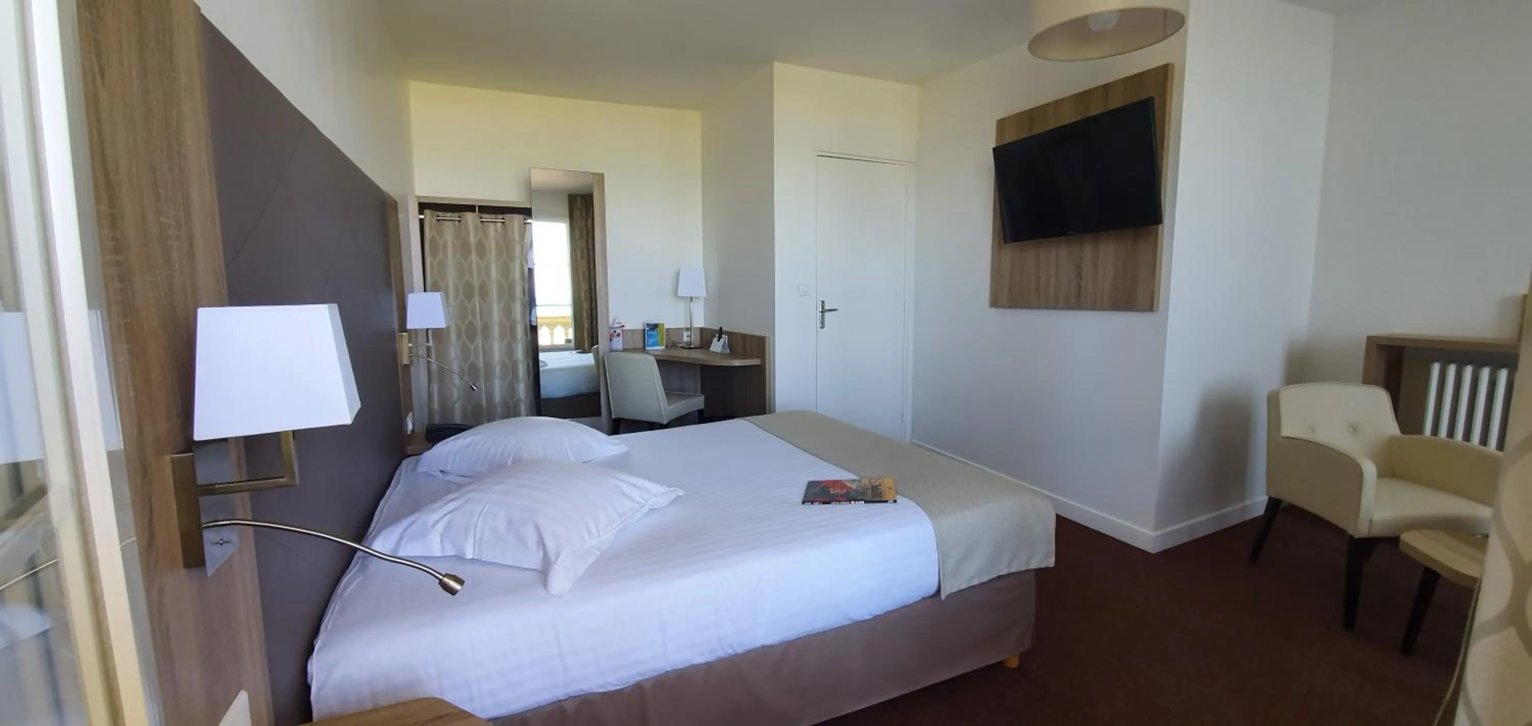 Bed in Hôtel Windsor Contact Hôtel