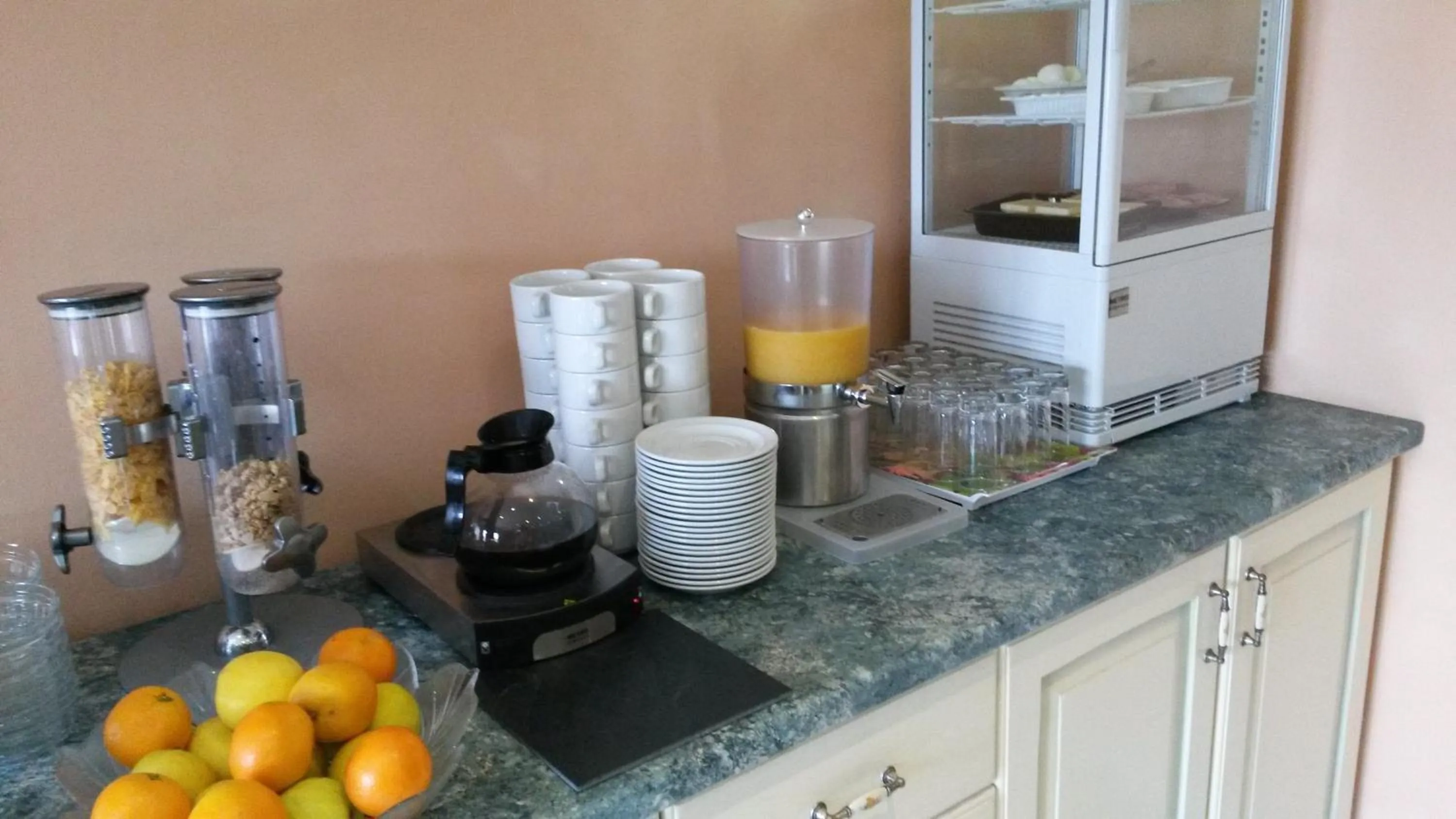 Food and drinks in Tour Hôtel