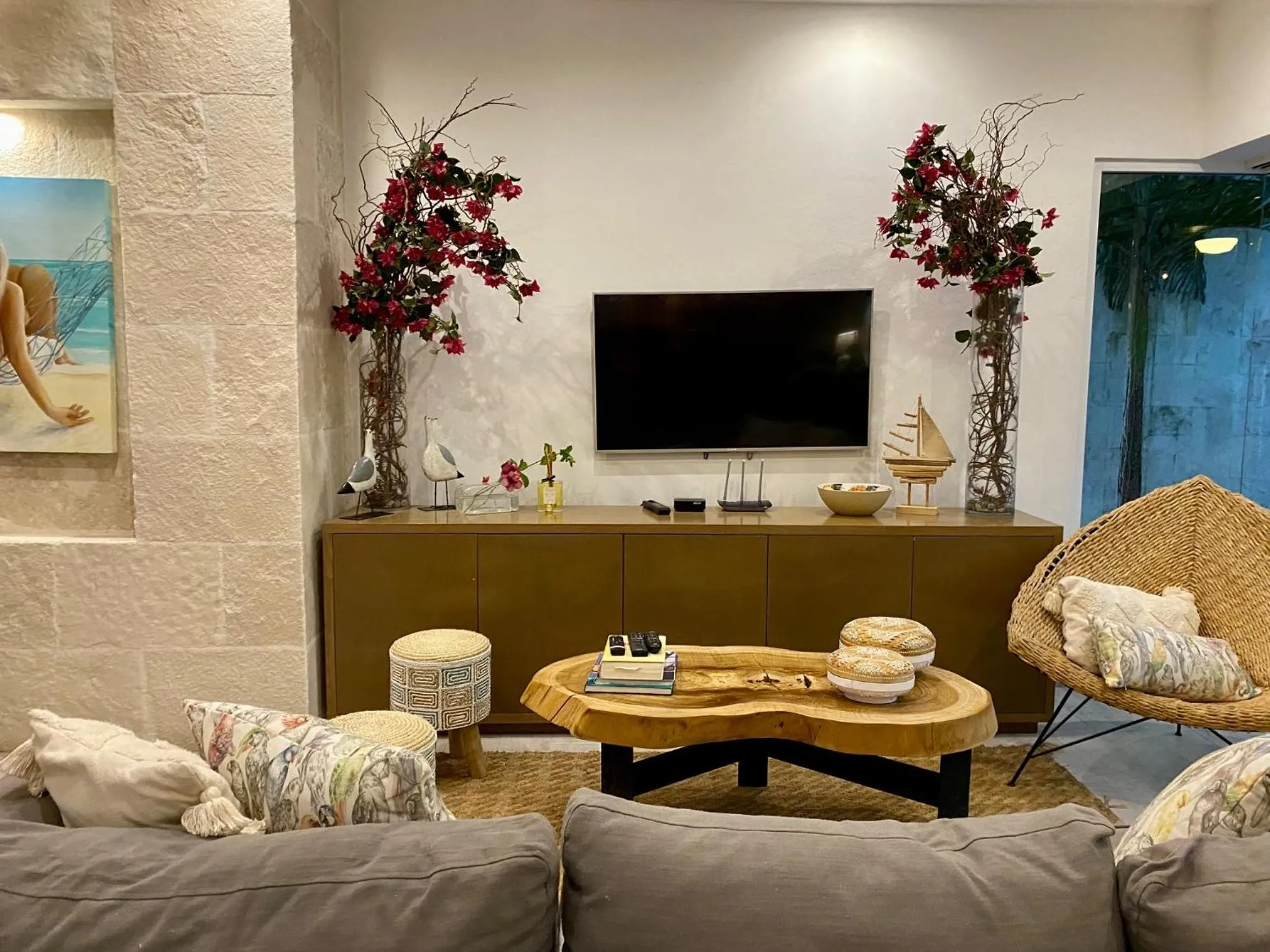 TV and multimedia in Luxury Private Villas , Private Pool, Private garden, Jacuzzi, 24hours security