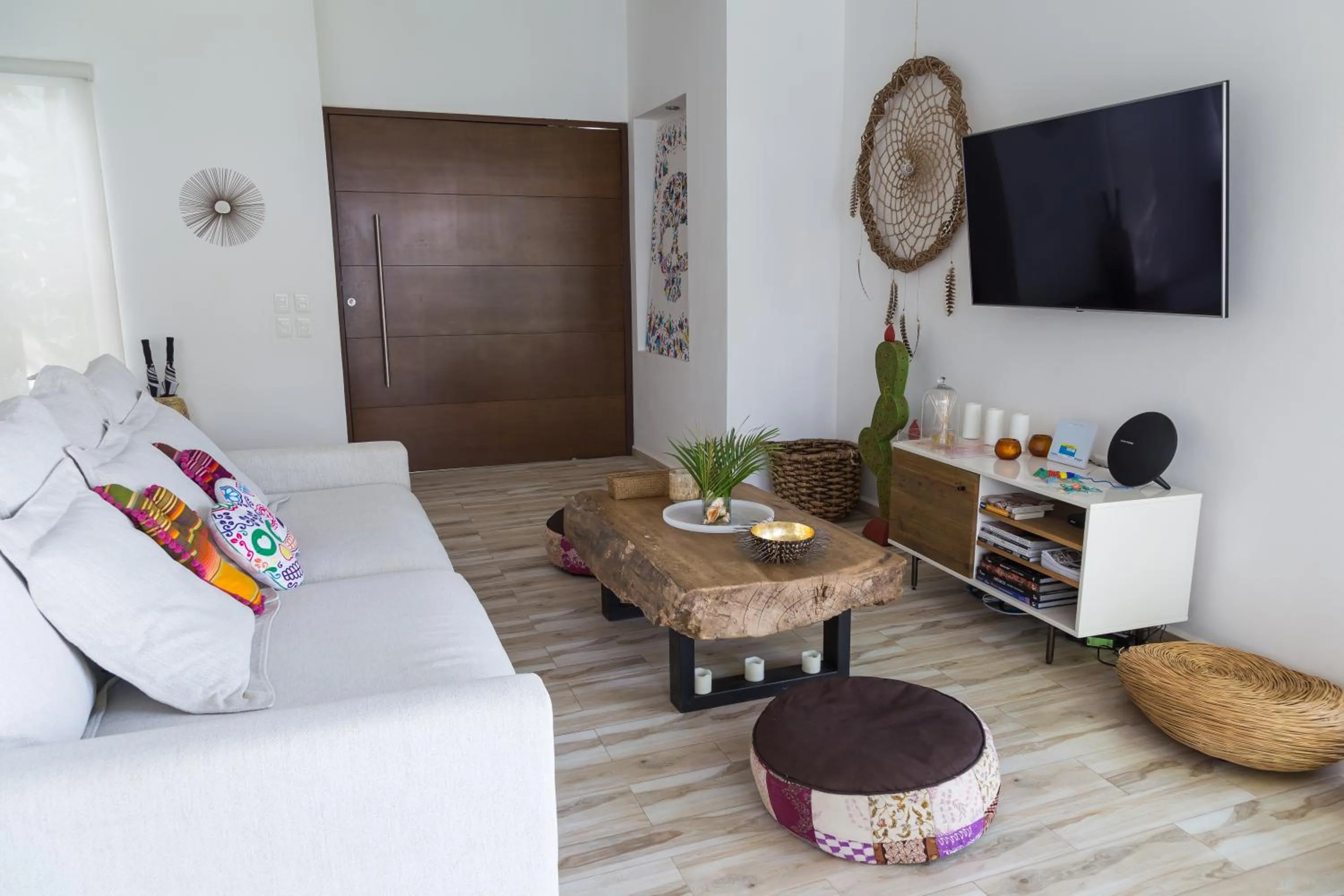 TV and multimedia in Luxury Private Villas , Private Pool, Private garden, Jacuzzi, 24hours security