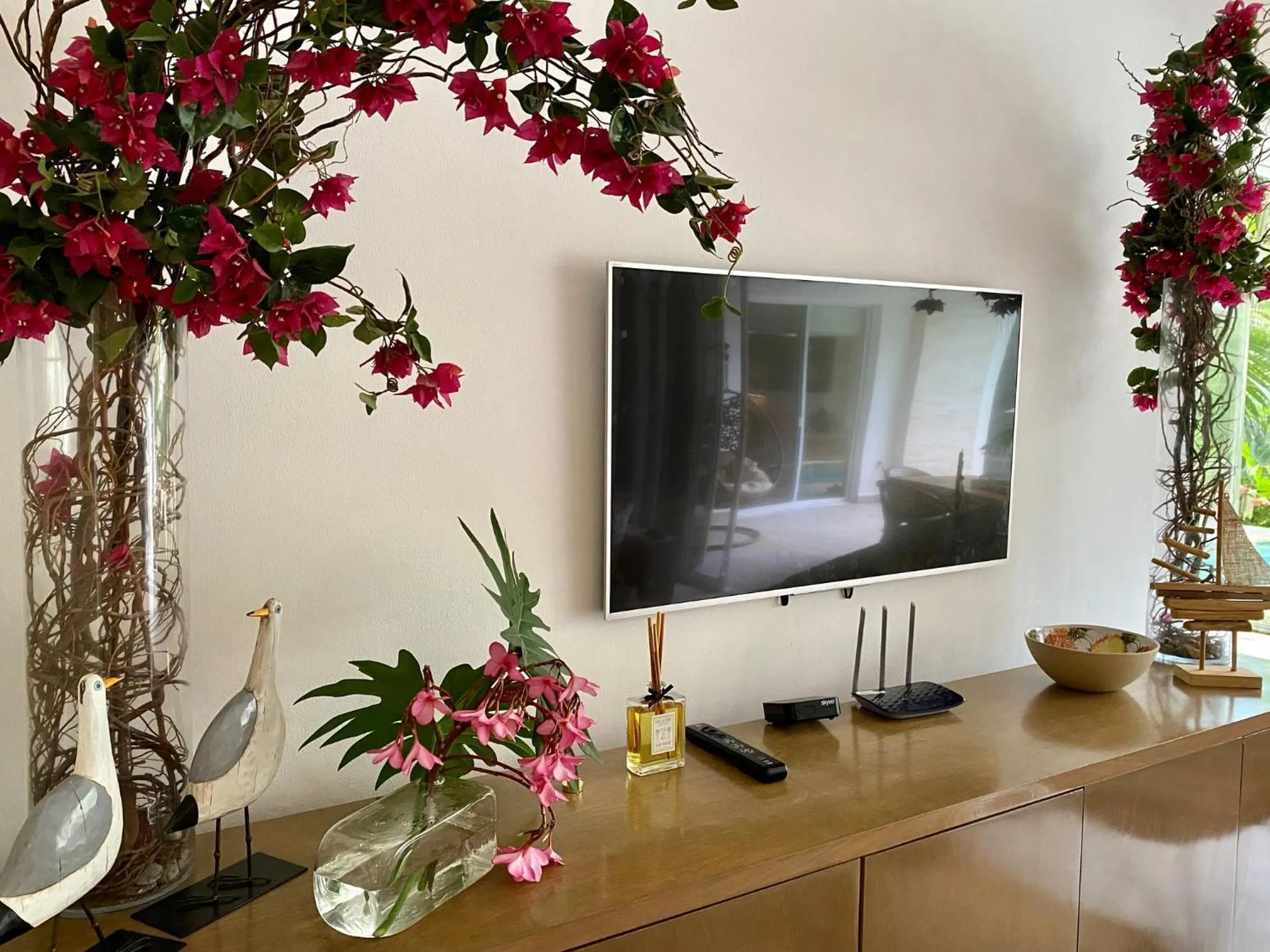 TV and multimedia in Luxury Private Villas , Private Pool, Private garden, Jacuzzi, 24hours security