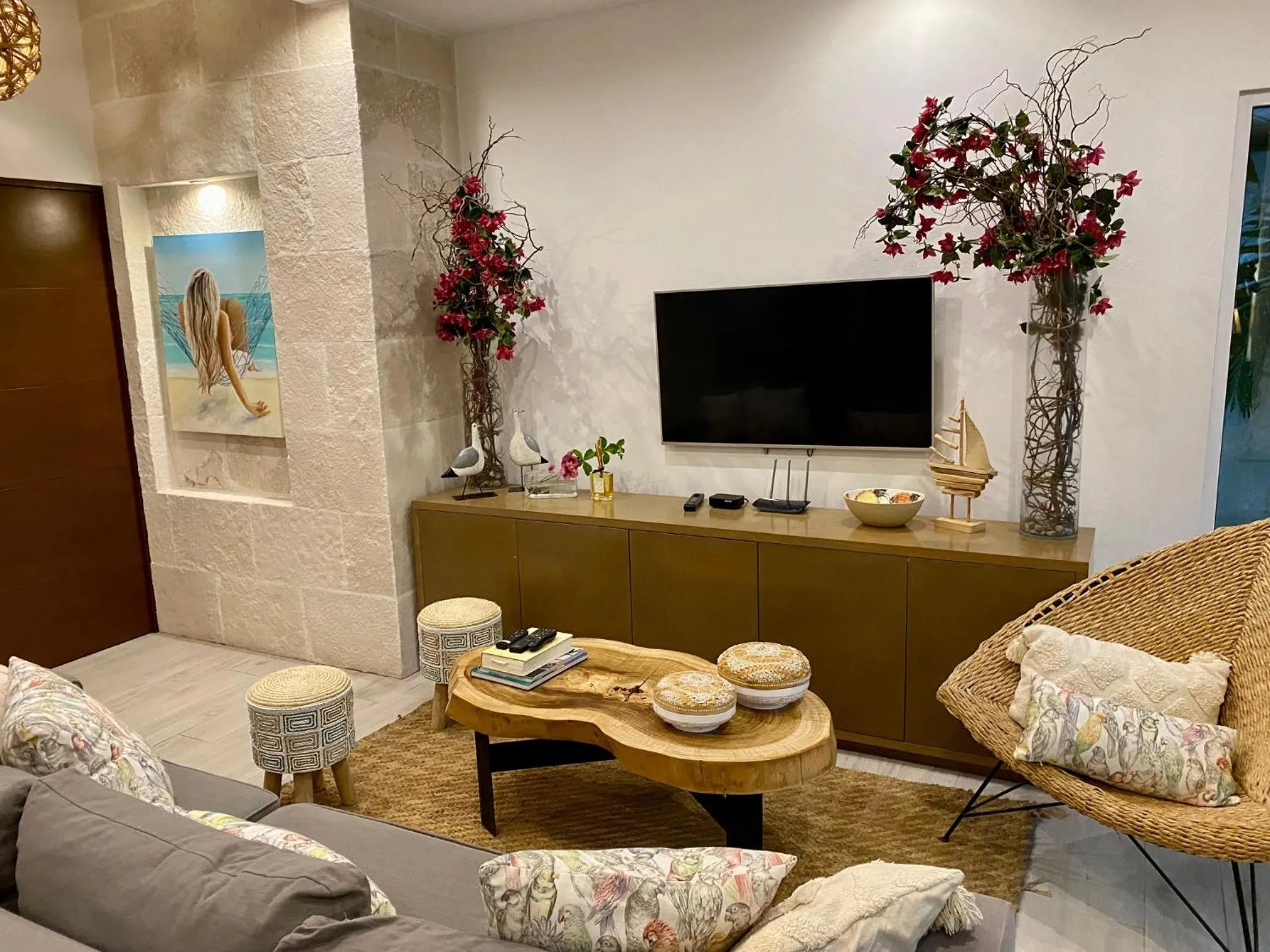 TV and multimedia in Luxury Private Villas , Private Pool, Private garden, Jacuzzi, 24hours security