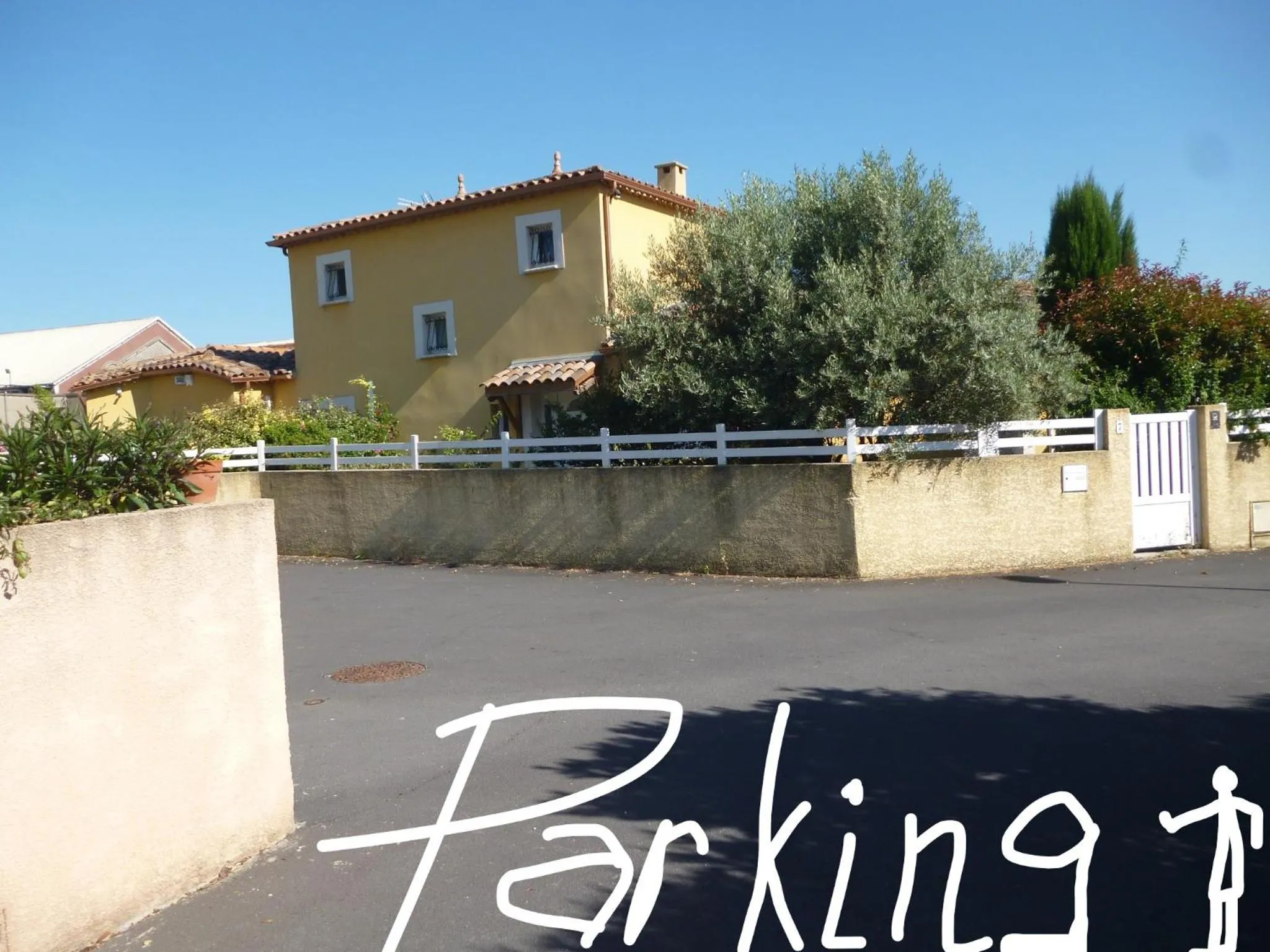 Street view in Chez Patrick Roujan