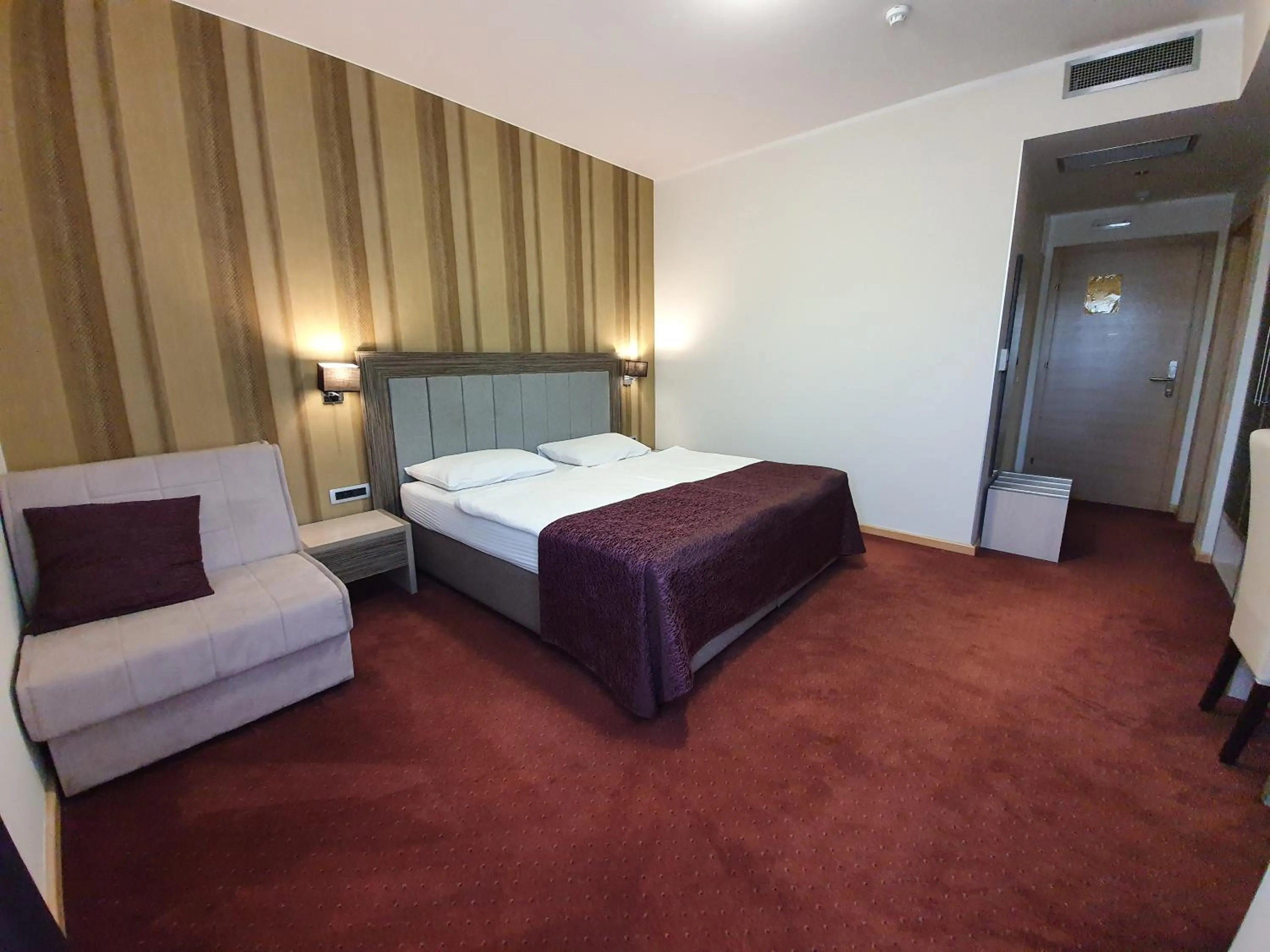 Shower, Bed in Hotel Brotnjo