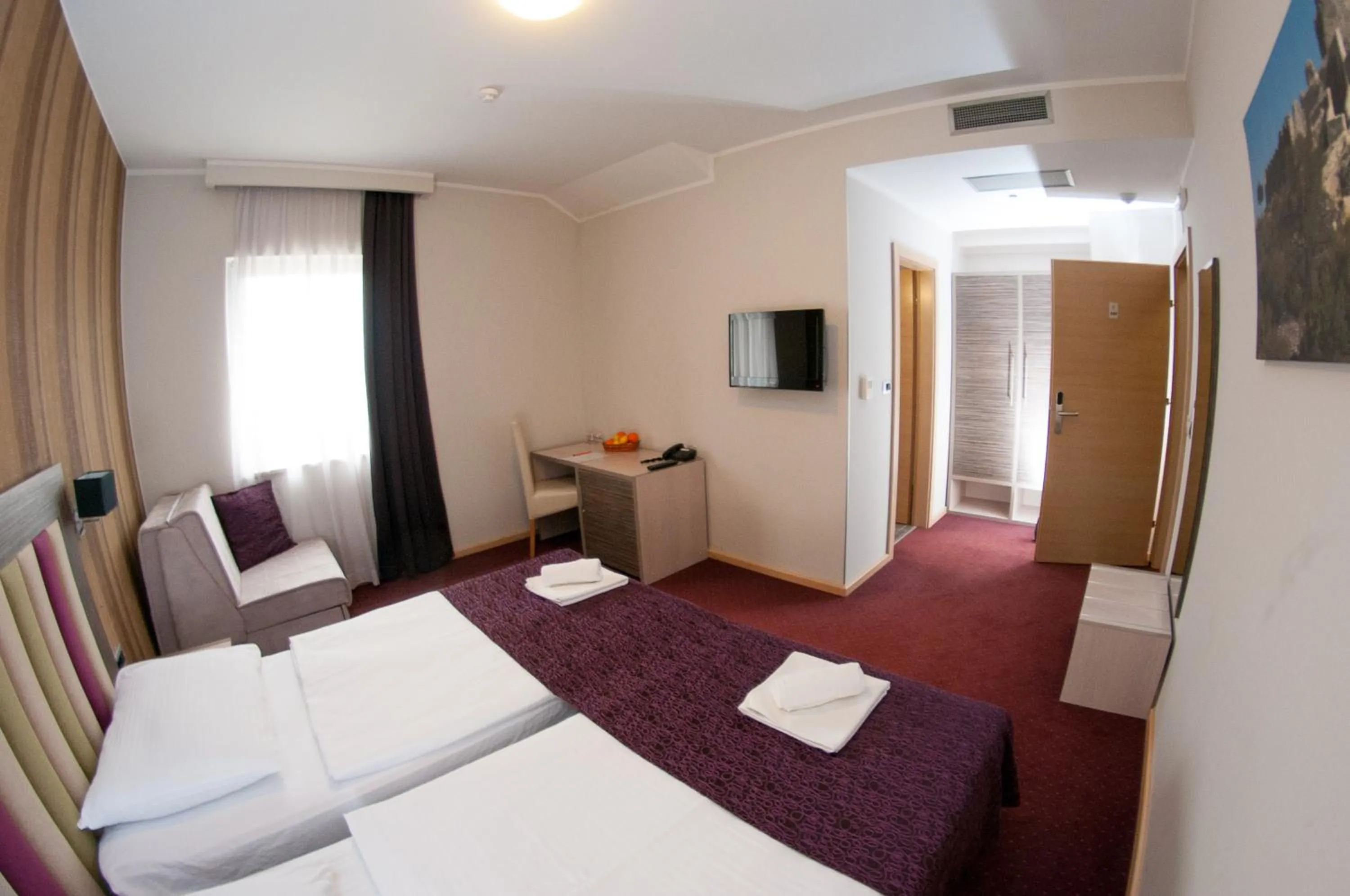 Shower, Bed in Hotel Brotnjo