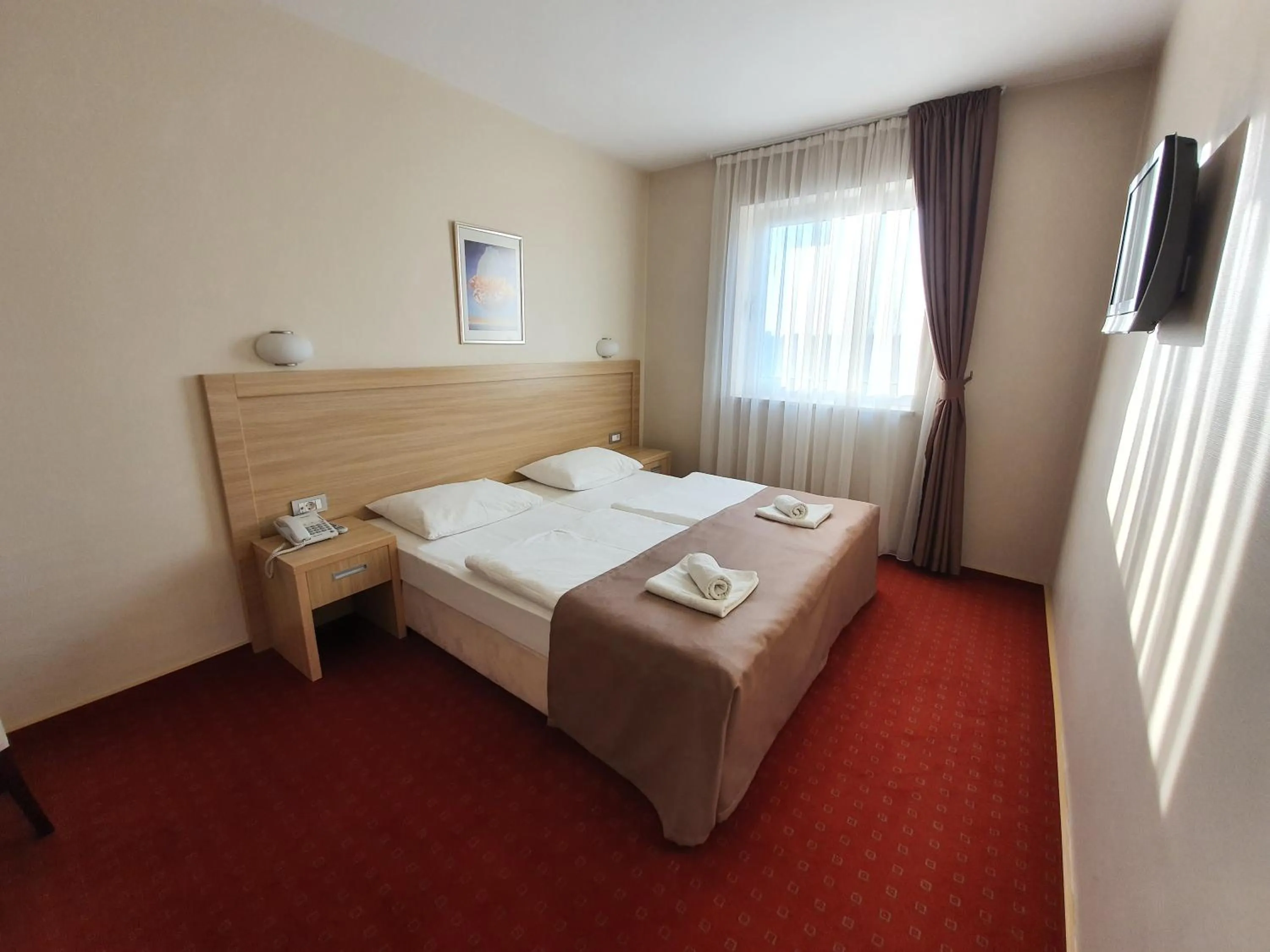 Shower, Bed in Hotel Brotnjo