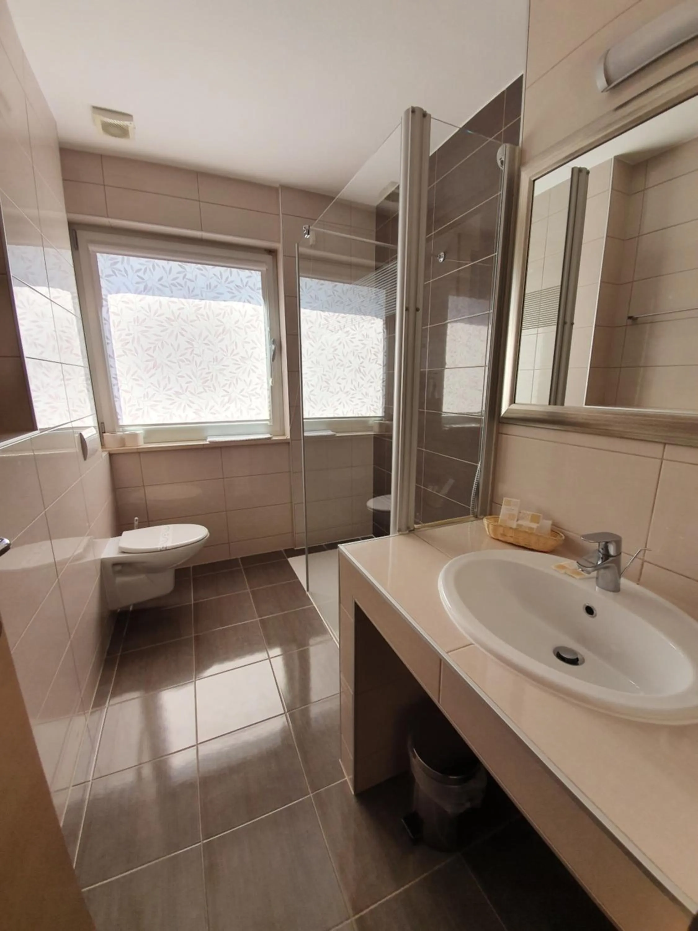 Shower in Hotel Brotnjo