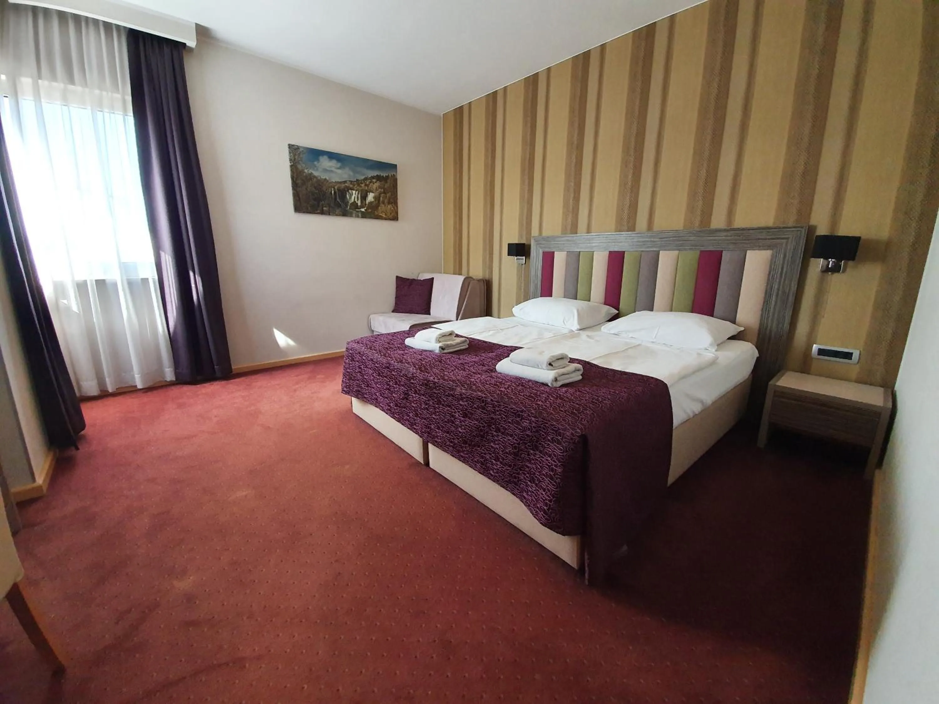 Shower, Bed in Hotel Brotnjo