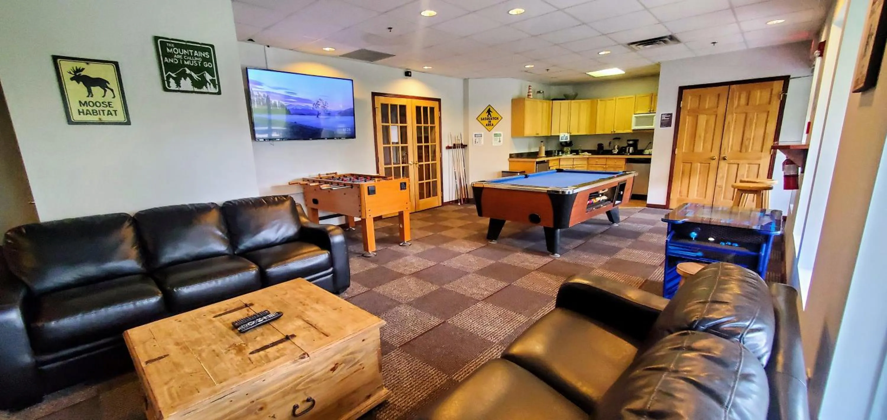 Communal lounge/ TV room in Sunset Mountain Inn