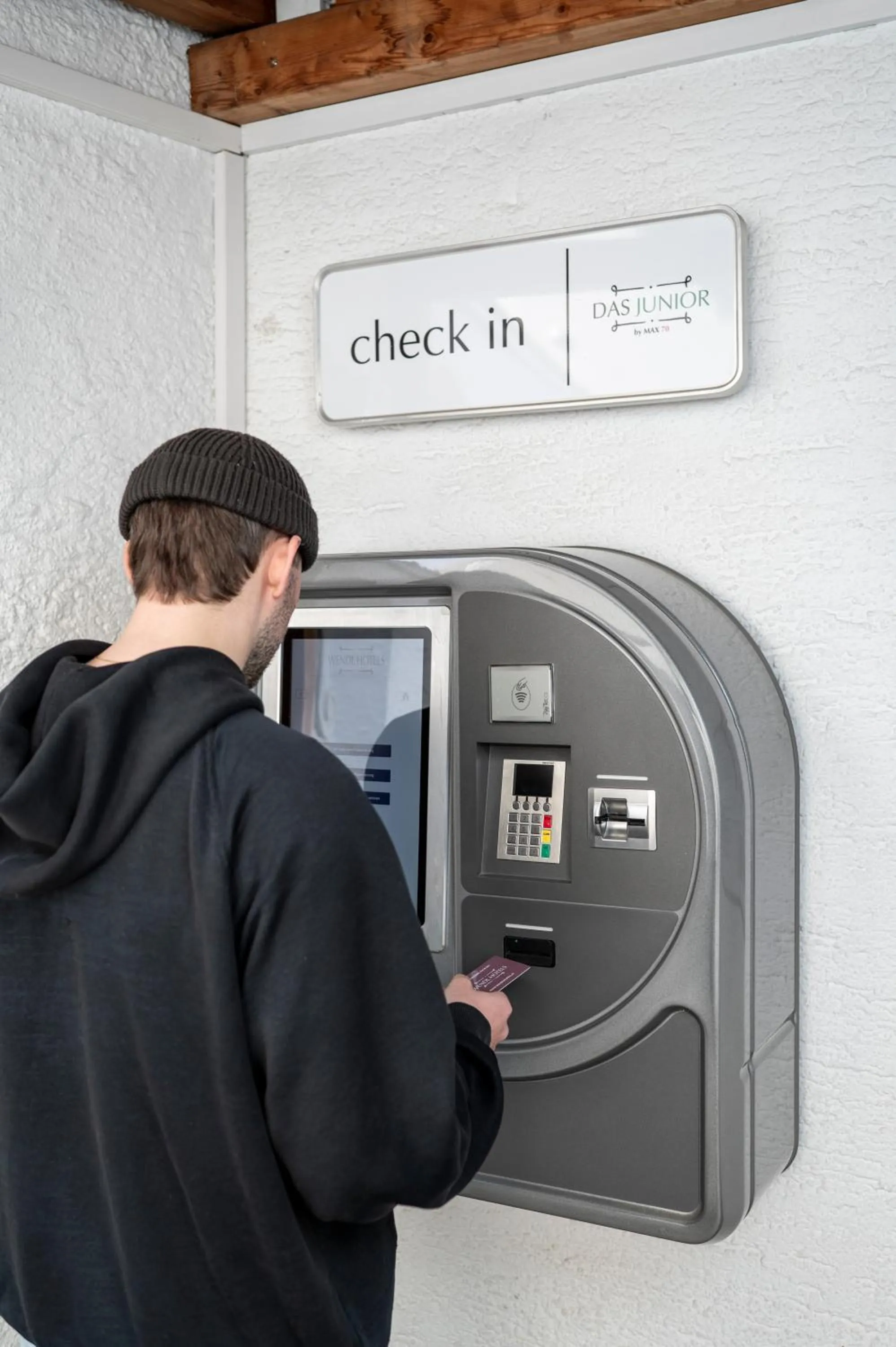 People in HOTEL junior by MAX 70