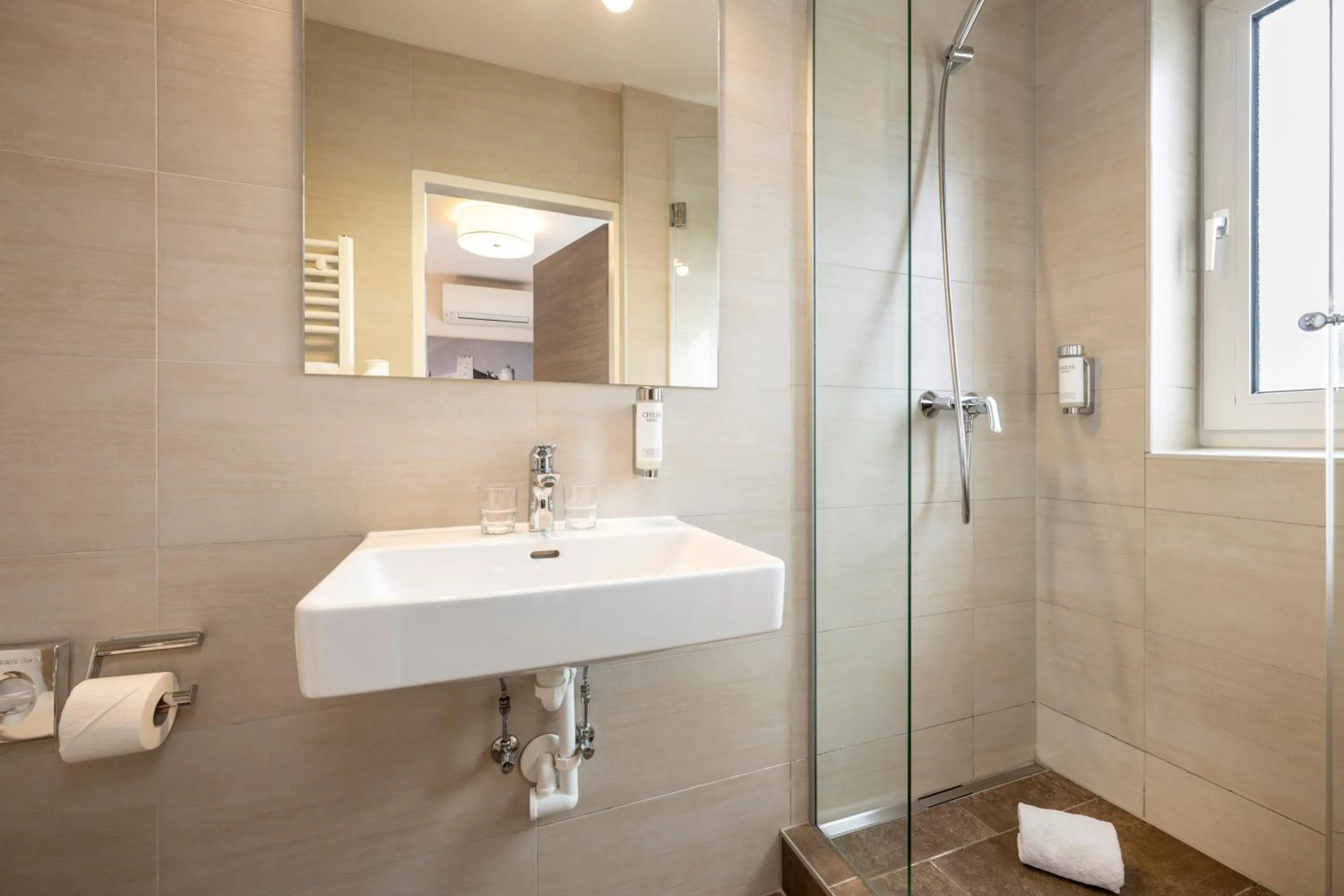 Shower in HOTEL junior by MAX 70