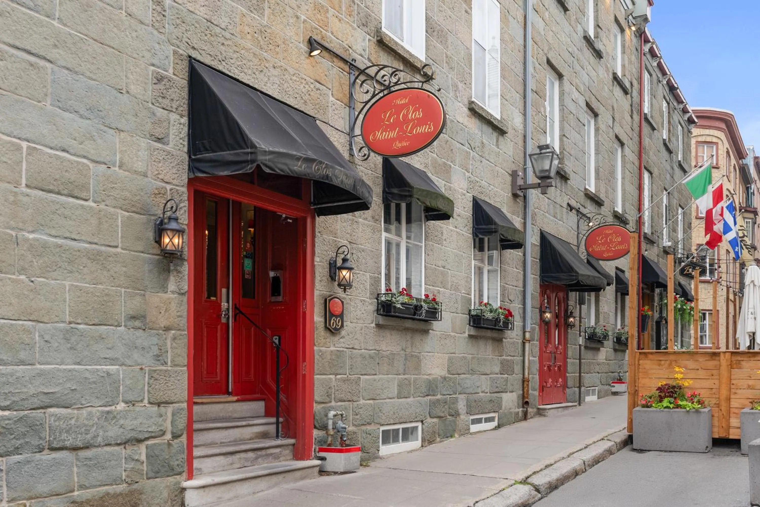 Property building in Le Clos Saint-Louis - Par Aneyro