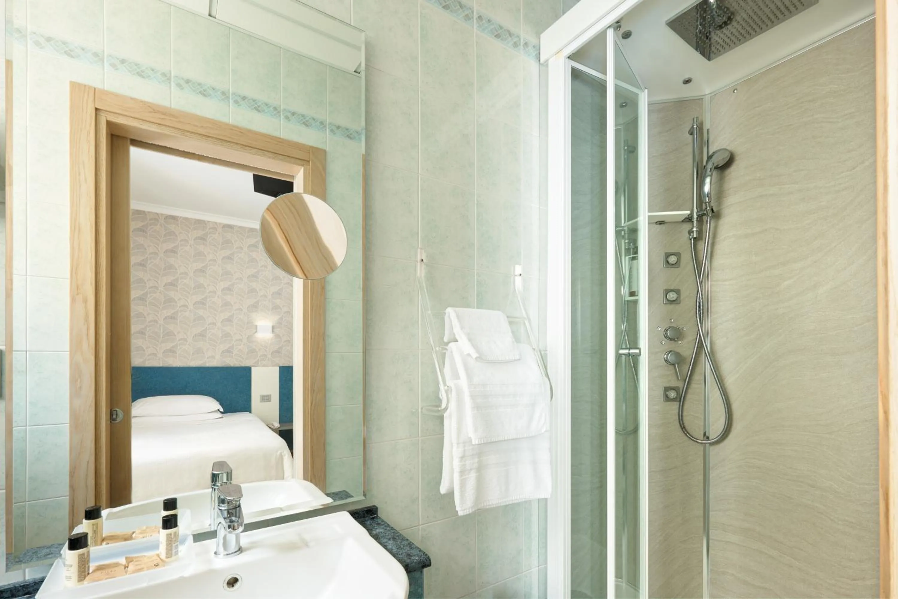 Shower, Bed in Hotel Croce Di Malta