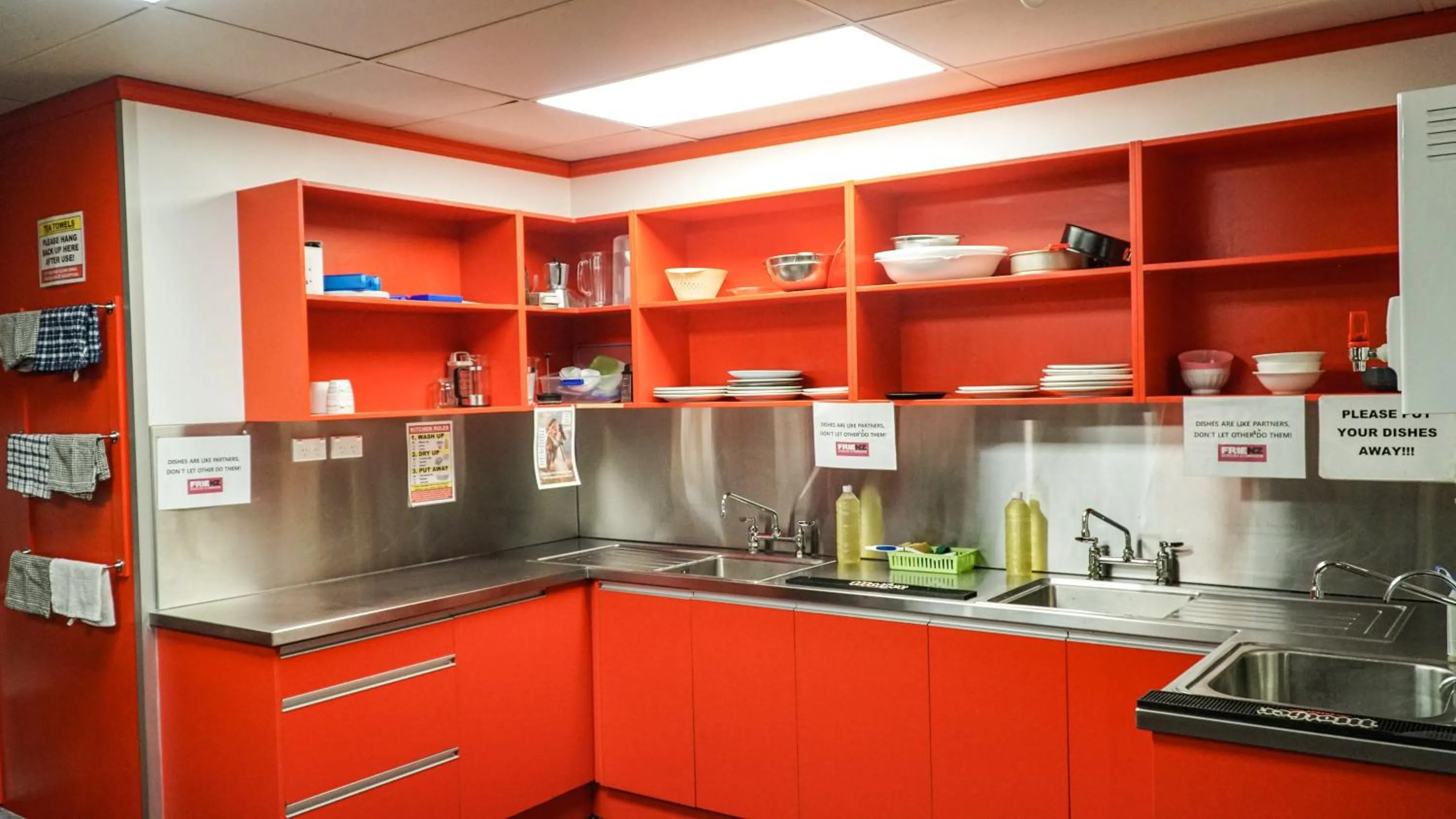 Communal kitchen in Frienz Backpacker