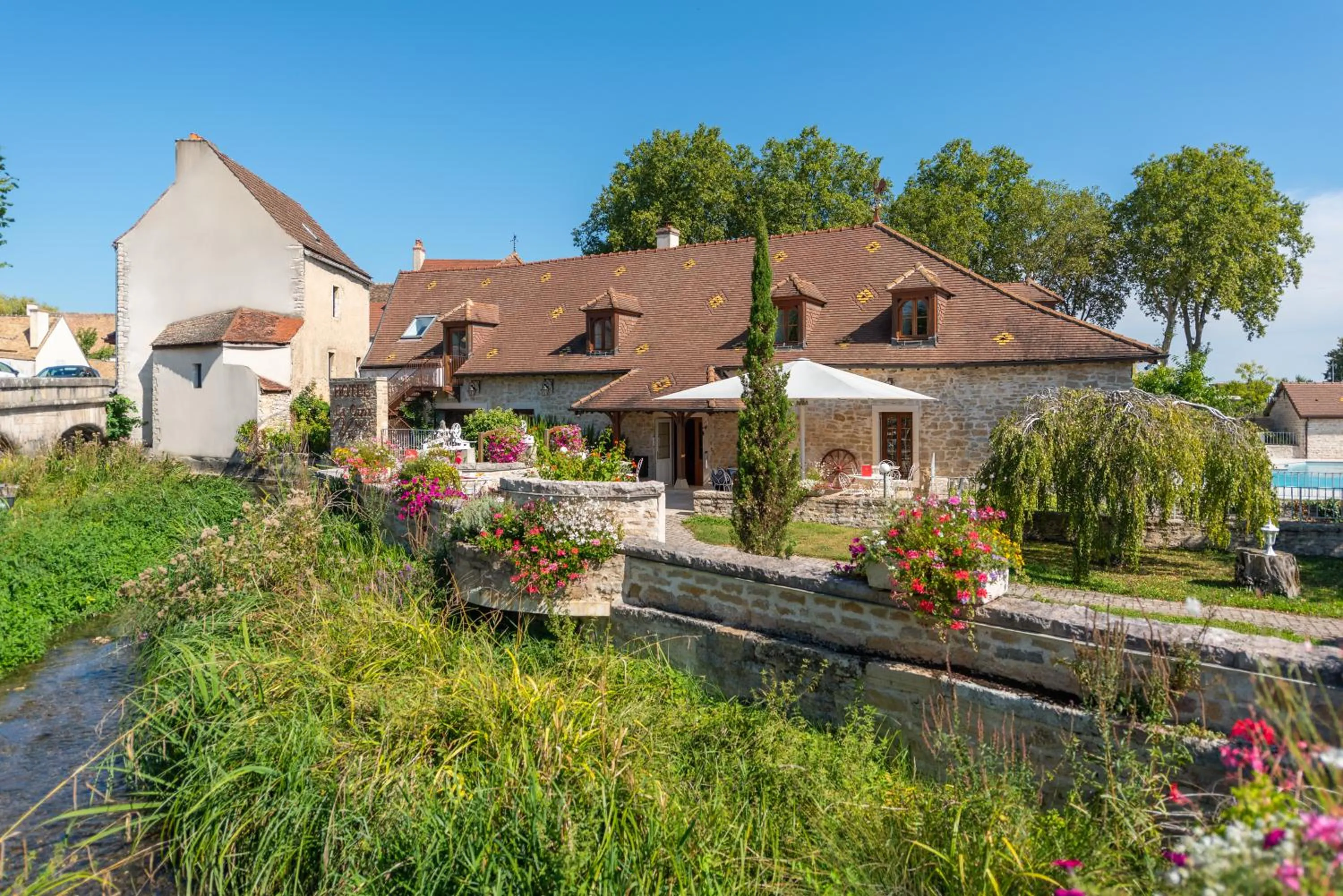 Property building in Hotel Le Clos De La Vouge