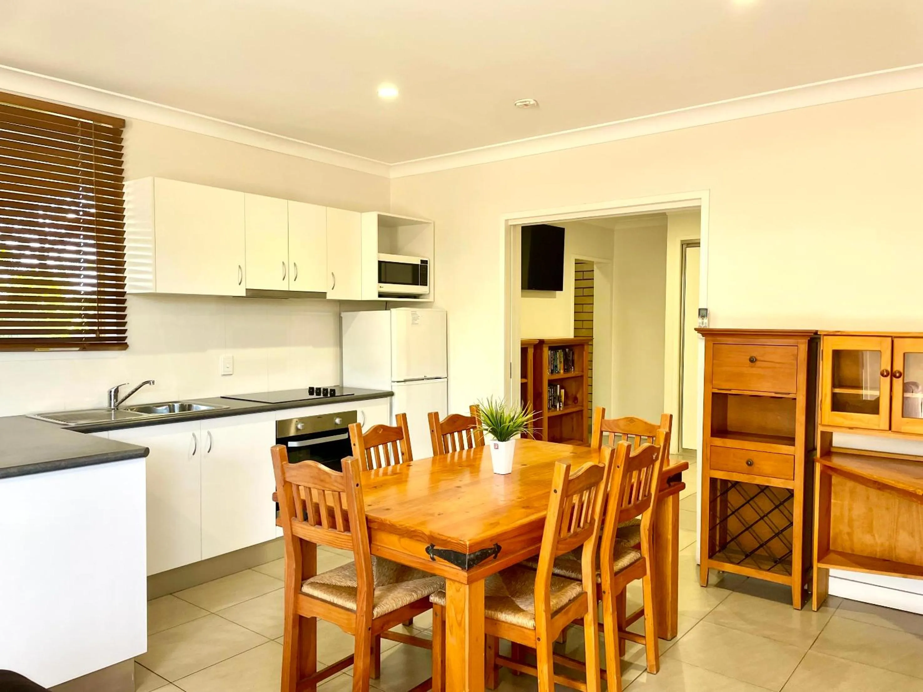 Kitchen or kitchenette in Western Heritage Motor Inn