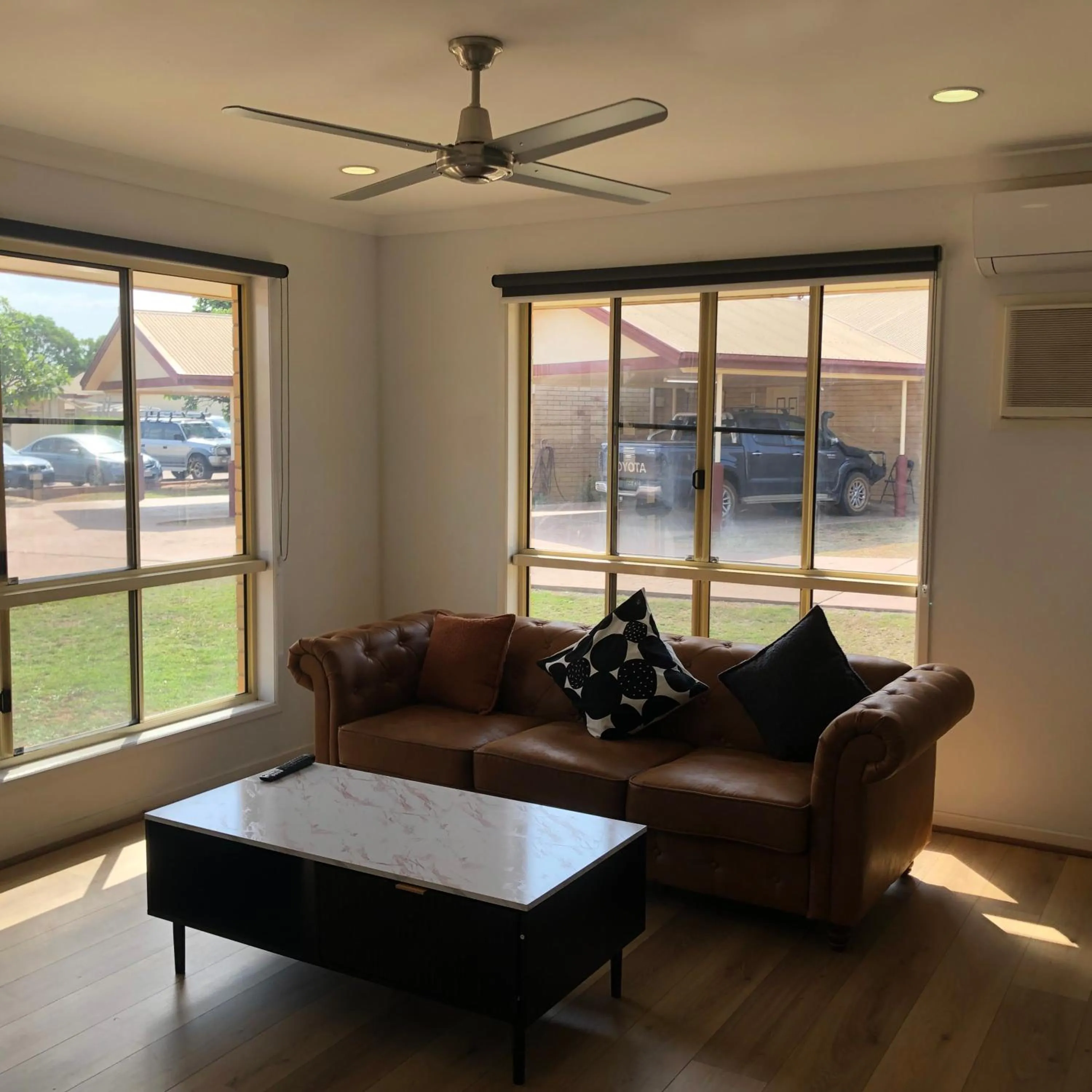 Living room in Western Heritage Motor Inn
