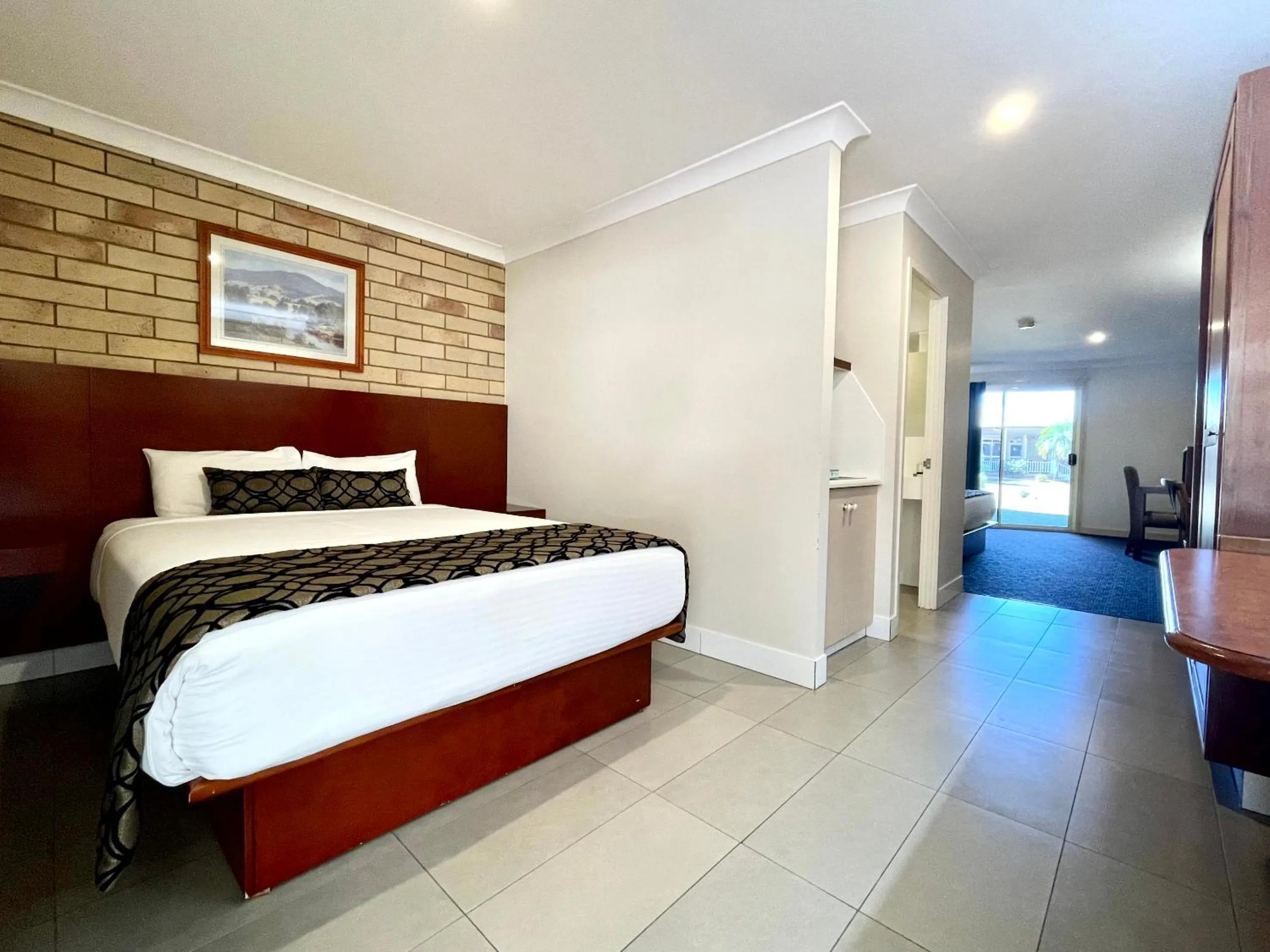 Bed in Western Heritage Motor Inn