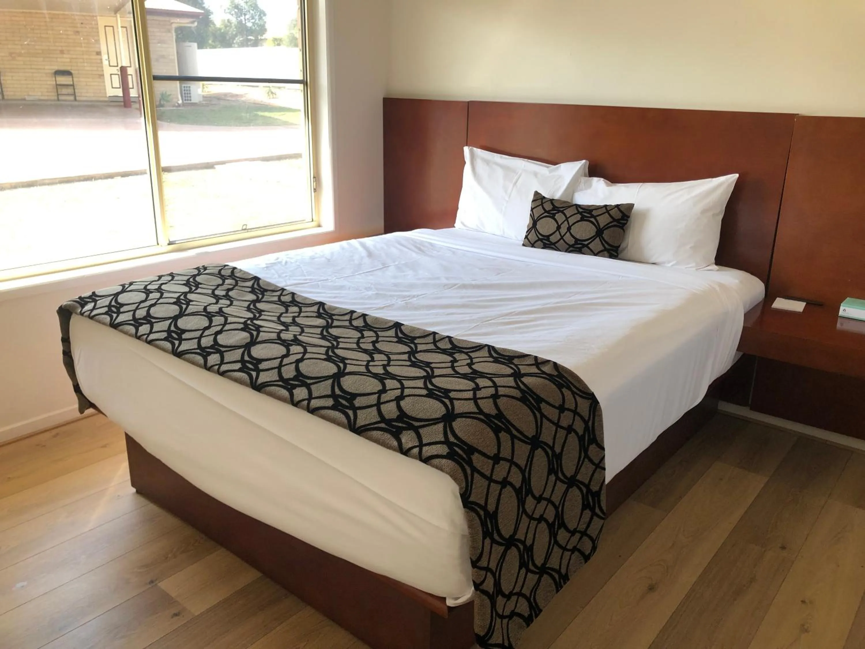 Bed in Western Heritage Motor Inn