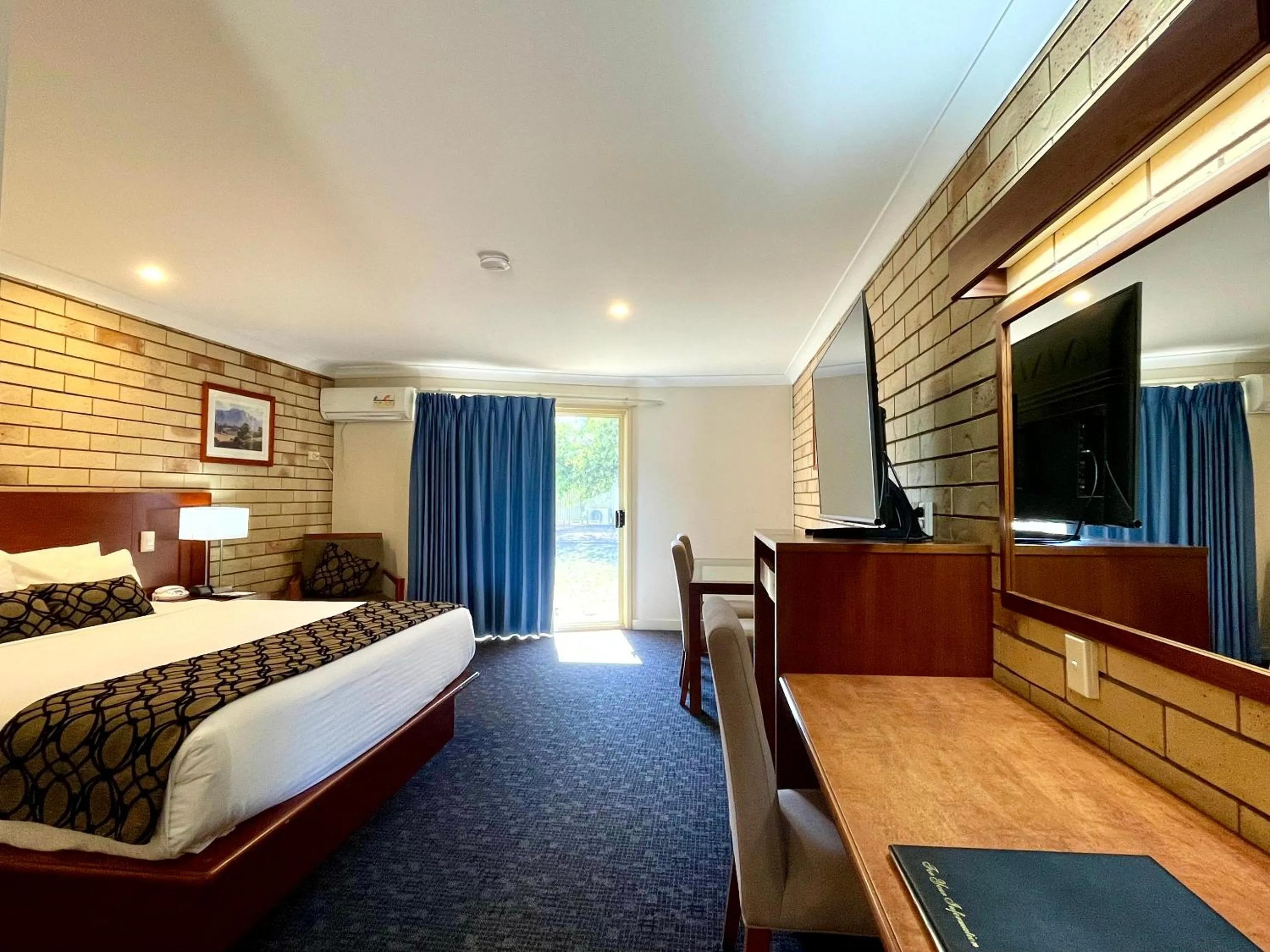 Photo of the whole room, Bed in Western Heritage Motor Inn